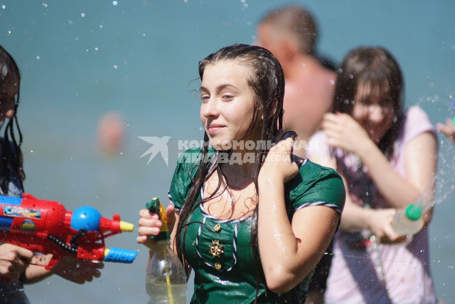 В Ставрополе прошла `водная битва`. Участники мокрой схватки хотели разбиться на команды, но потом решили - каждый за себя!