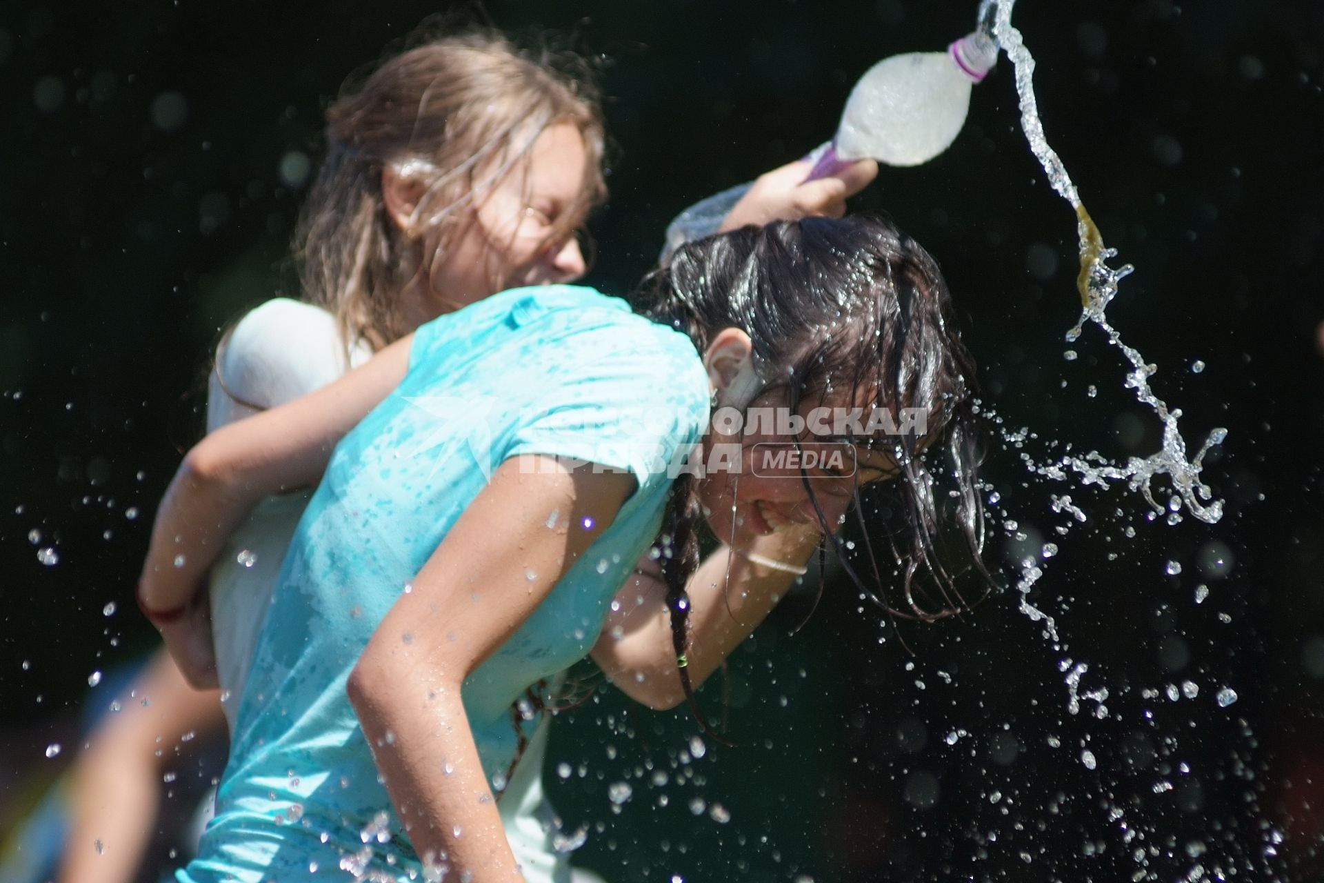 В Ставрополе прошла `водная битва`. Участники мокрой схватки хотели разбиться на команды, но потом решили - каждый за себя!