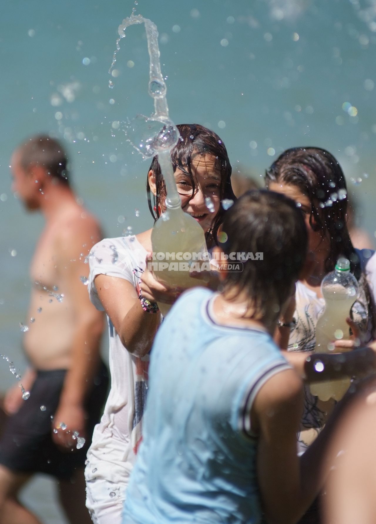 В Ставрополе прошла `водная битва`. Участники мокрой схватки хотели разбиться на команды, но потом решили - каждый за себя!