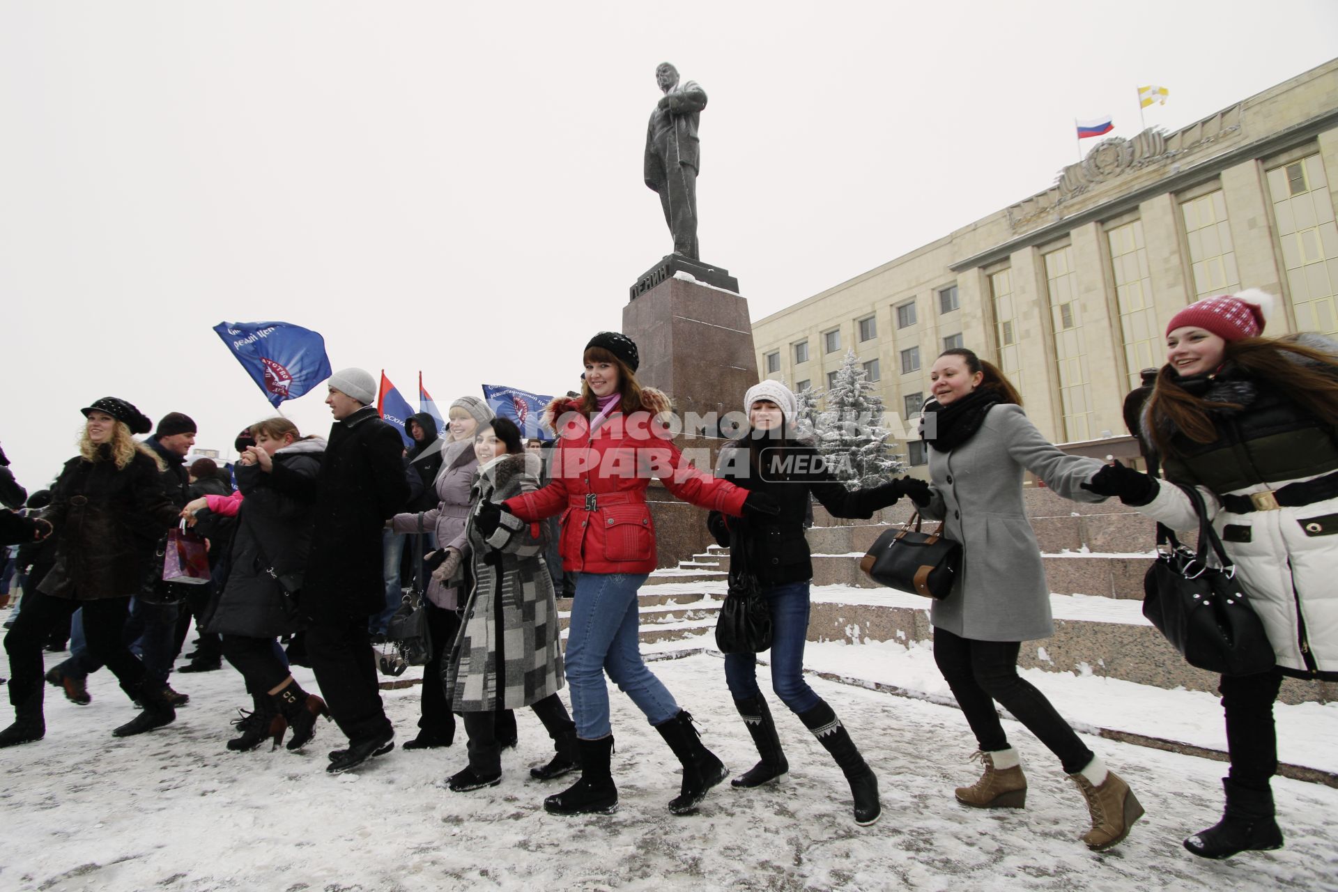 В Ставрополе прошел митинг в поддержку Владимира Путина. На снимке: участники митинга водят хороводы на площади Ленина.