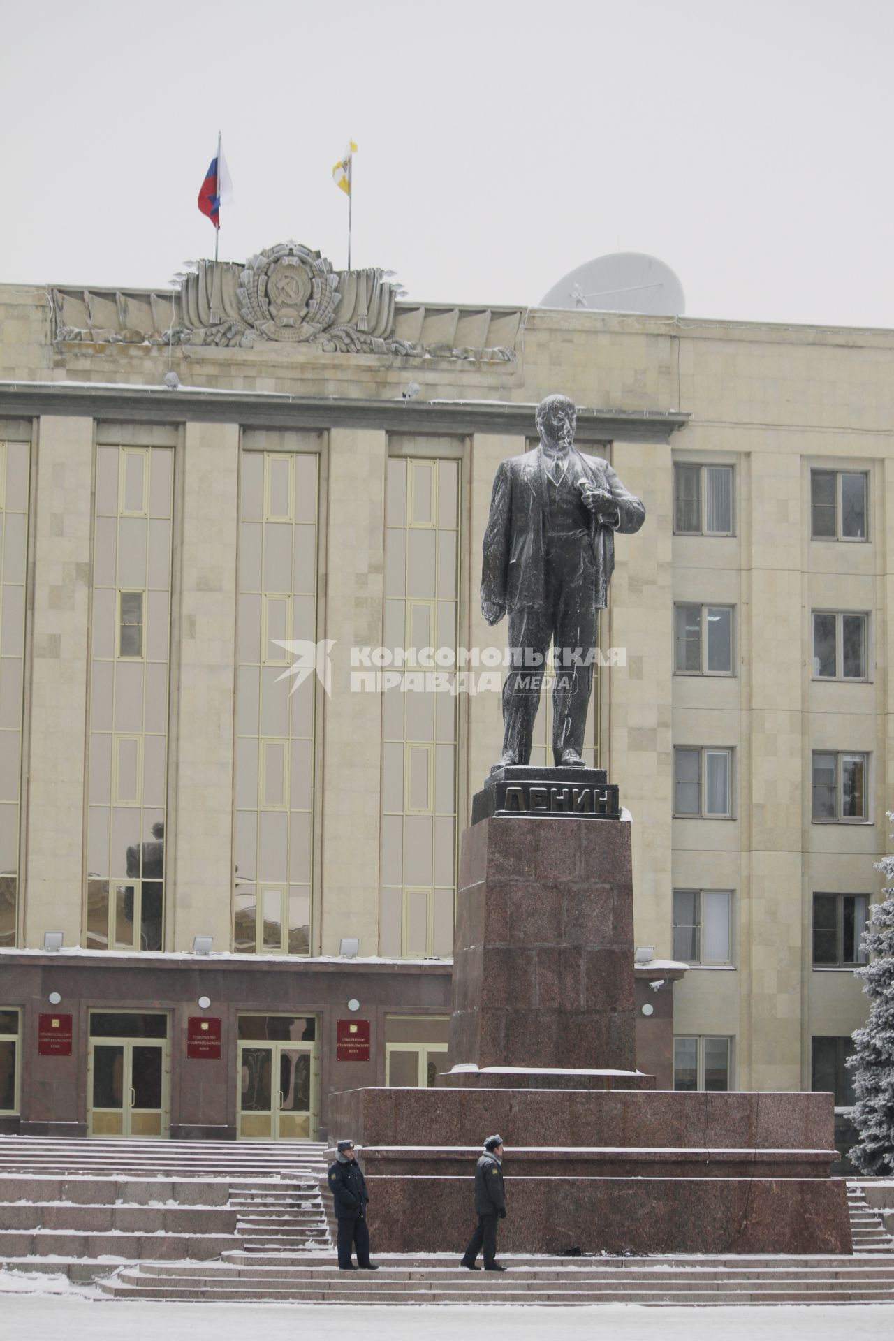 В Ставрополе прошел митинг в поддержку Владимира Путина. На снимке: замерзшая статуя памятника Ленину.