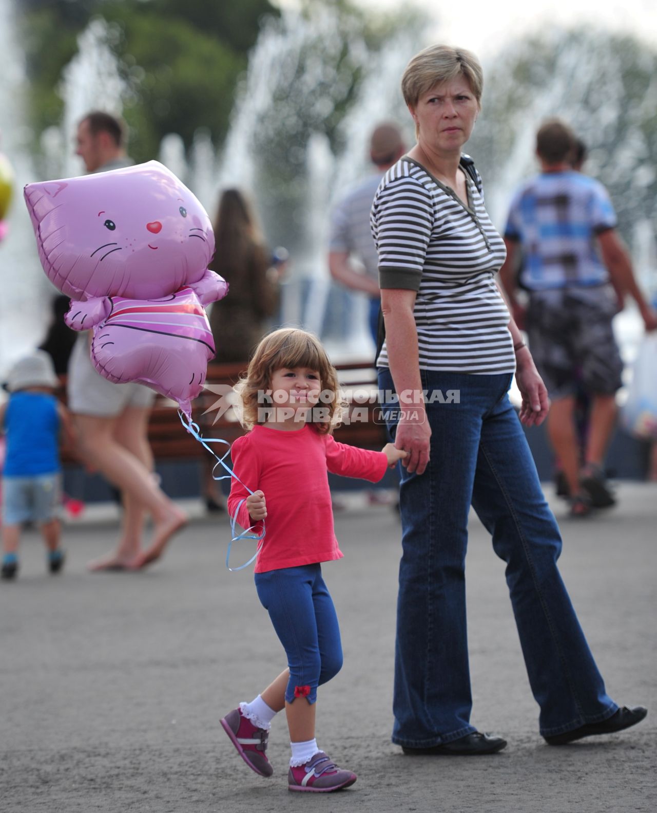 Женщина и девочка на городской улице.