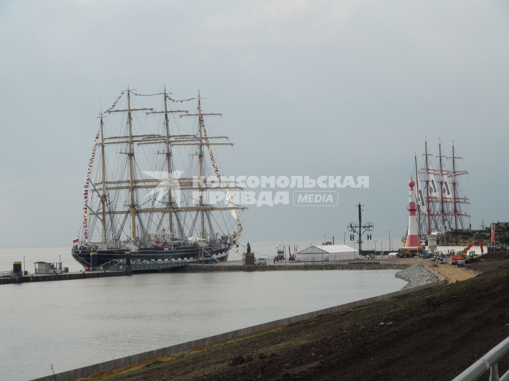 Парусное судно `Крузенштерн` пришвартован к берегу.