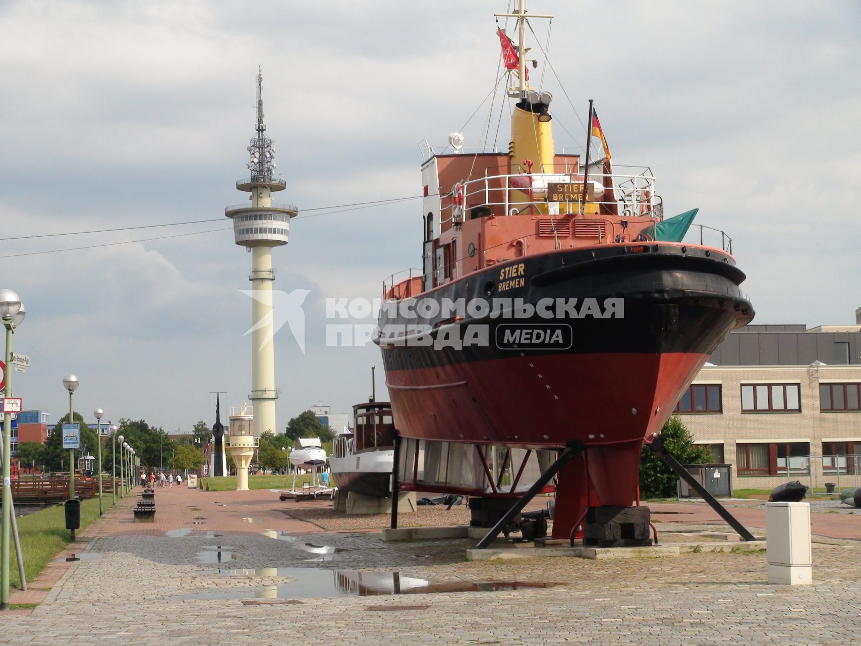 Морской музей в Бермерхафене. На снимке: Корабль `STIER Bremen` на постаменте.