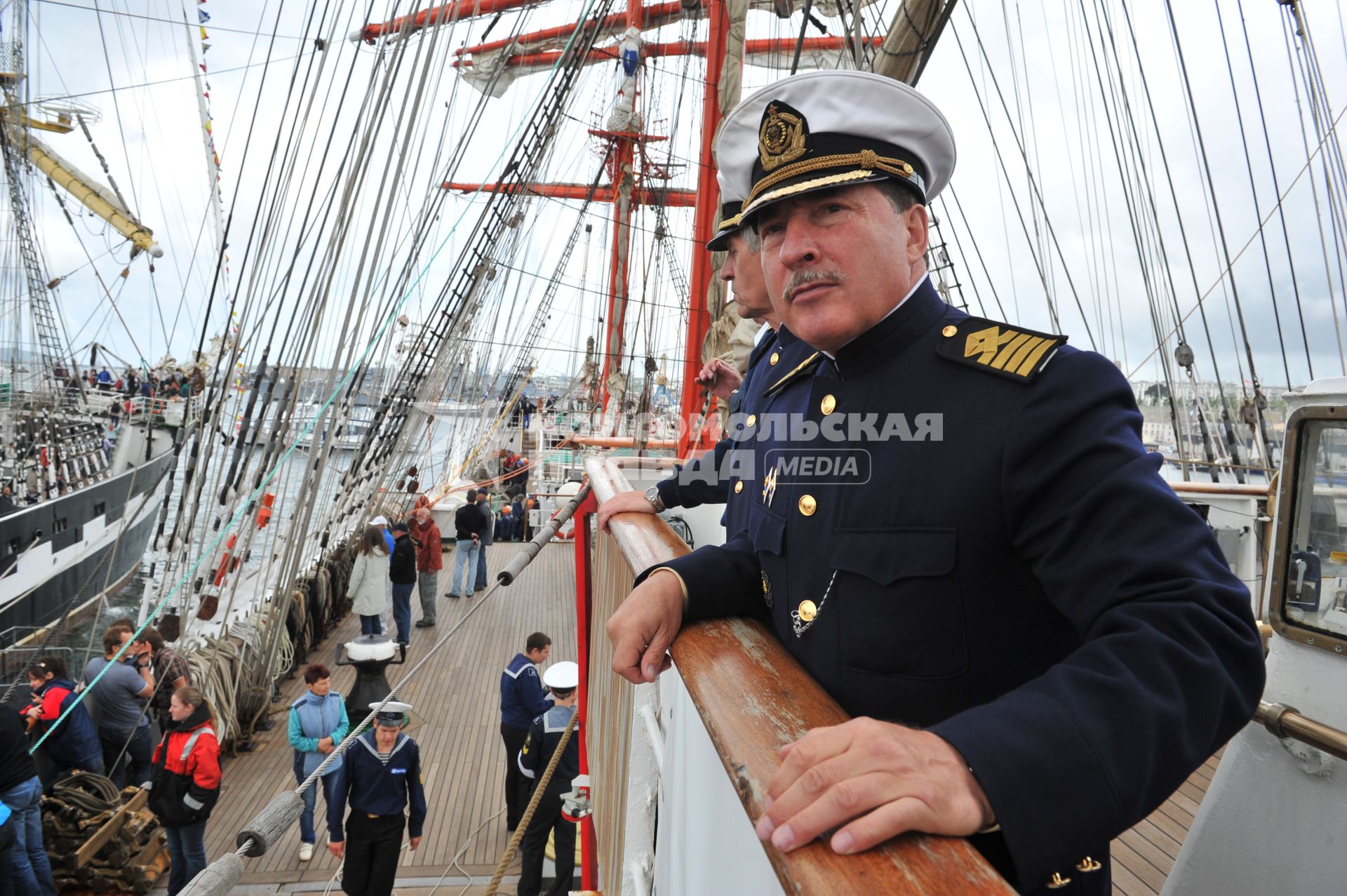 Барк `Седов` во время первого кругосветного путешествия. На снимке: капитан барка Николай Зорченко Николай (справа) стоит на капитанском мостике.