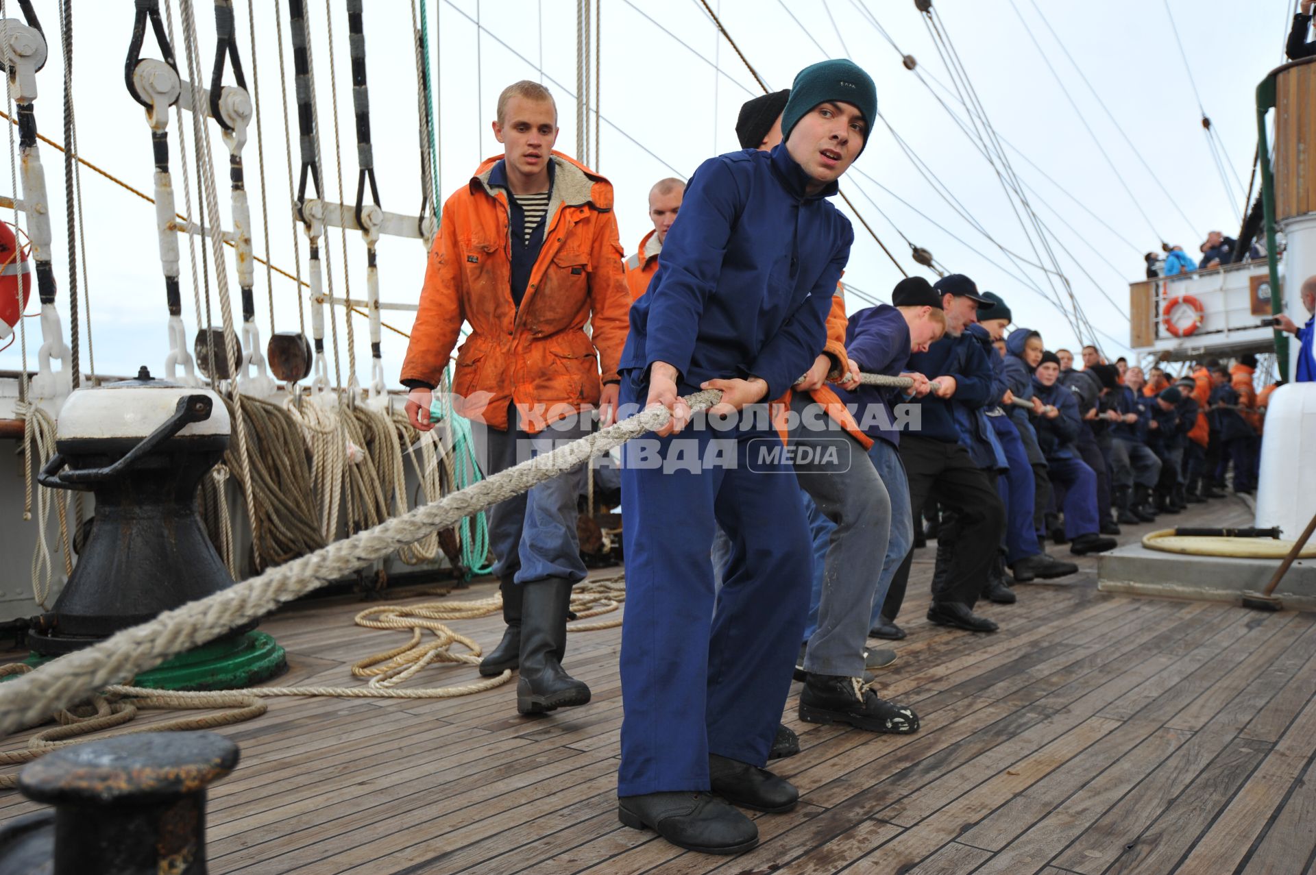 Барк `Седов` во время первого кругосветного путешествия. На снимке:  матросы поднимают паруса и укладывают канаты.