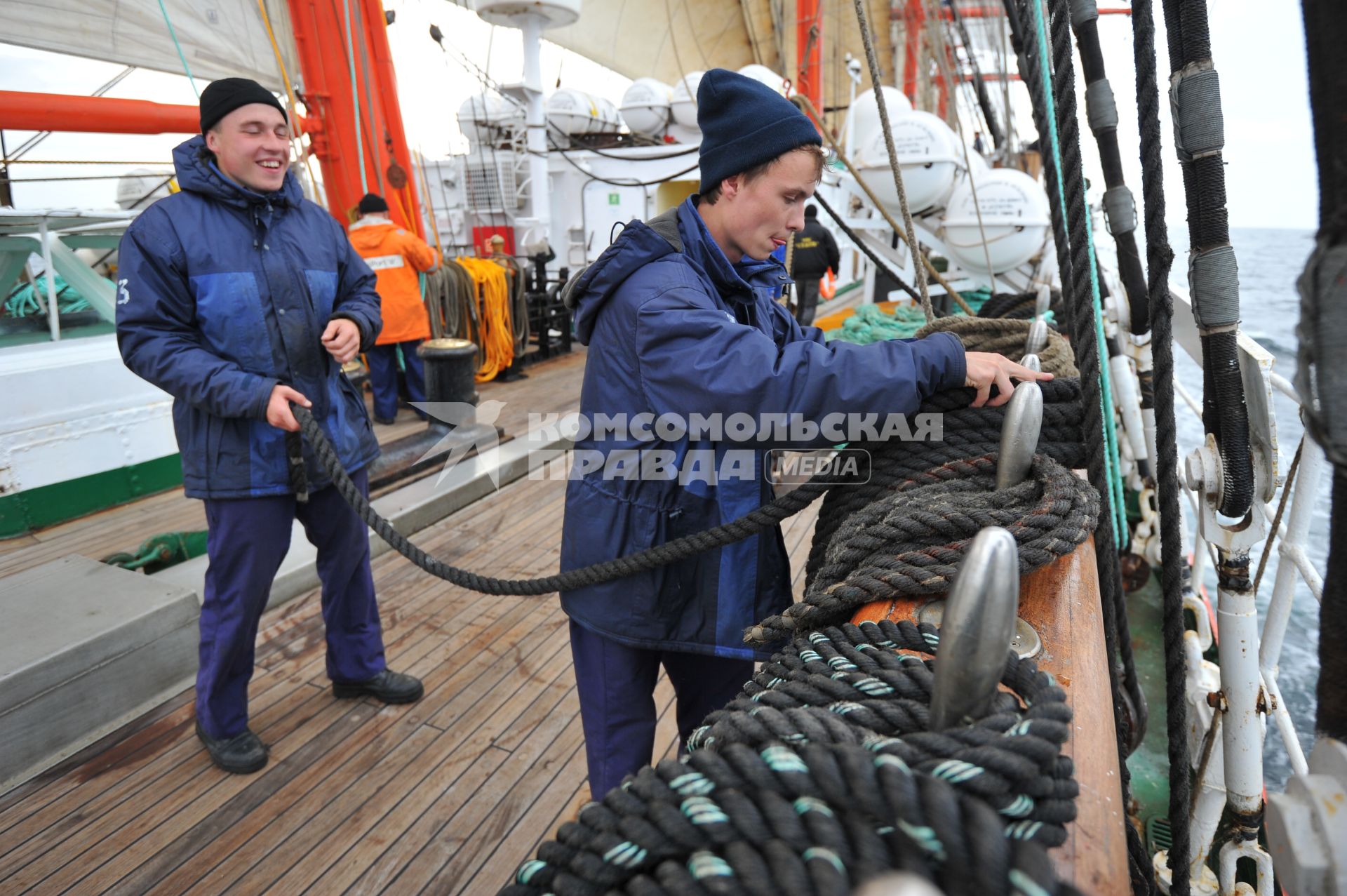 Барк `Седов` во время первого кругосветного путешествия. На снимке:  матросы поднимают паруса и укладывают канаты.