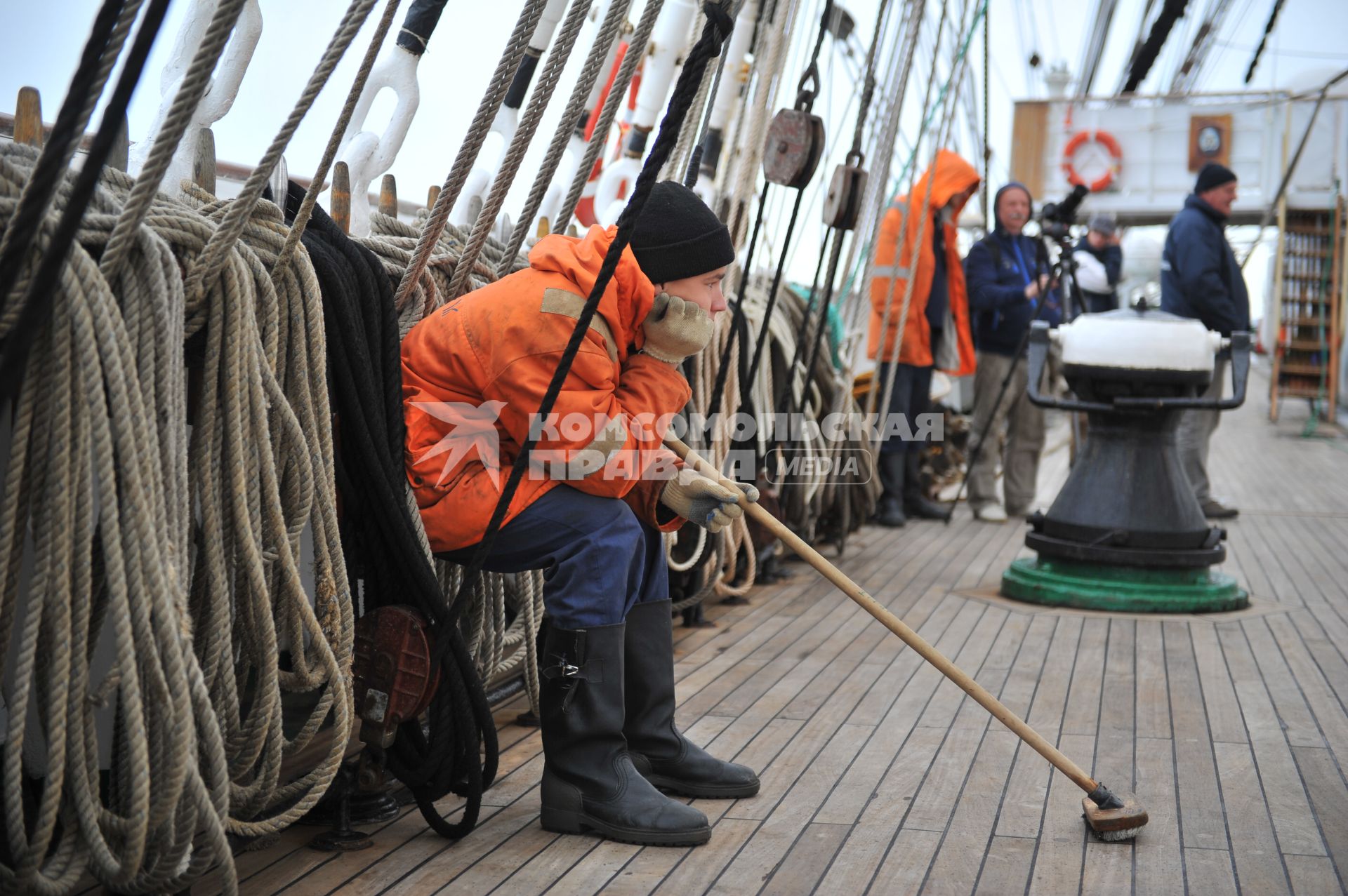 Барк `Седов` во время первого кругосветного путешествия. На снимке:  курсанты драют палубу.