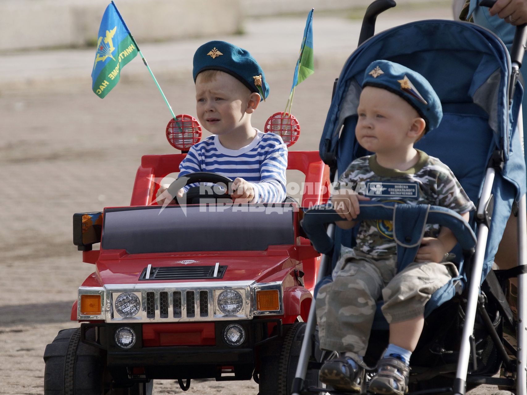 В Екатеринбурге отмечают день ВДВ. На снимке: два ребенка, один в коляске, другой на электромобиле, оба в беретах десантных войск.