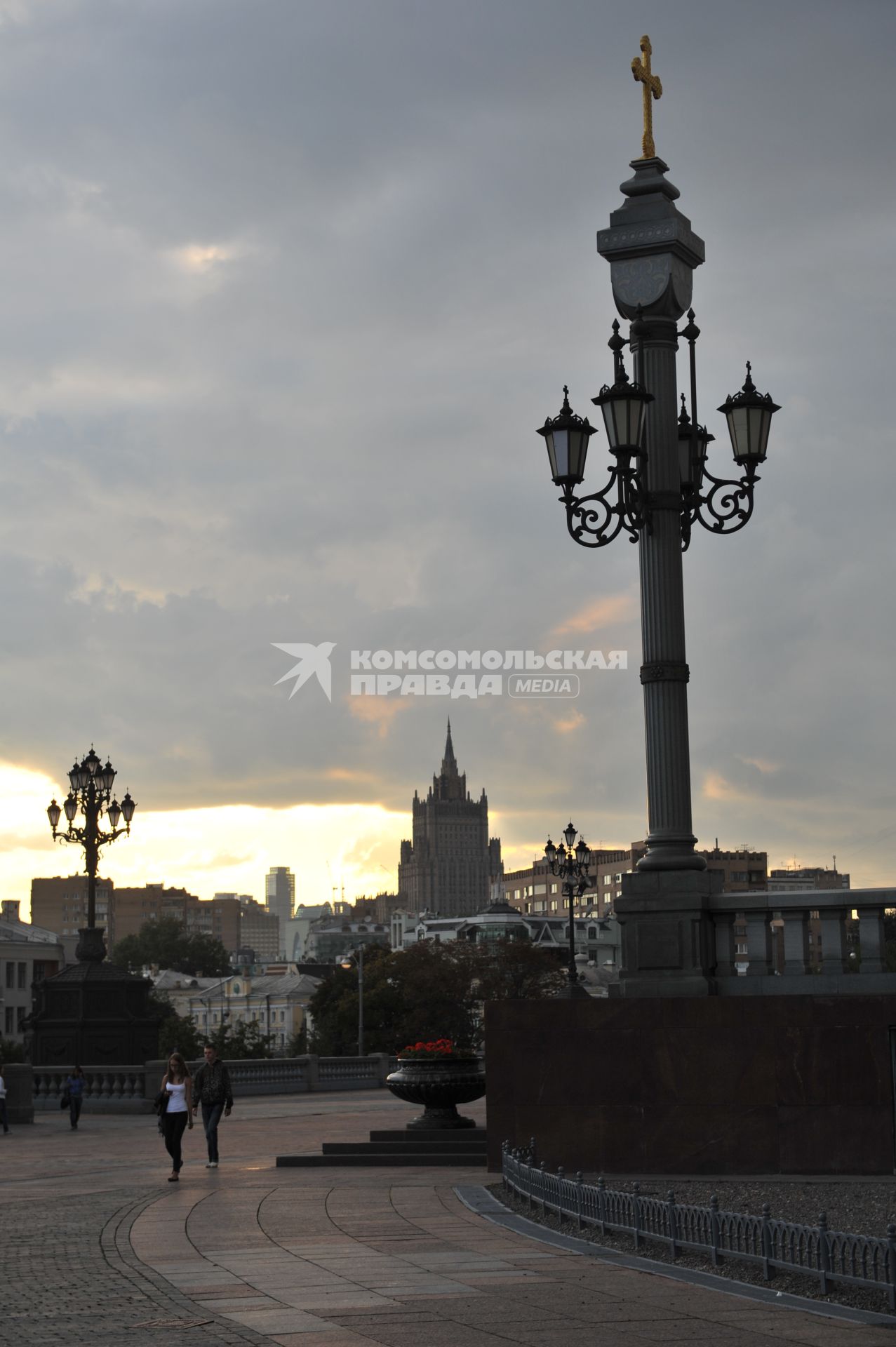 Виды Москвы. На снимке: пара гуляет по Патриаршему мосту.