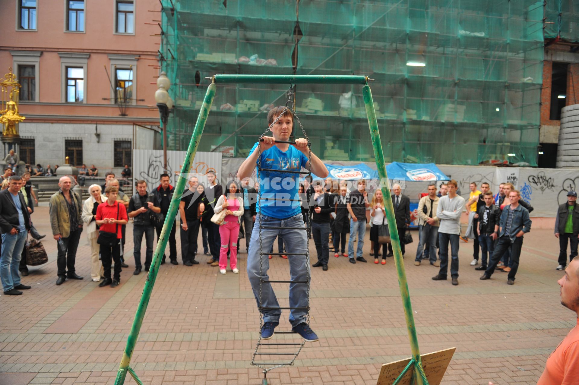 Представление на Старом Арбате. На снимке: мужчина на подвесной лестнице.