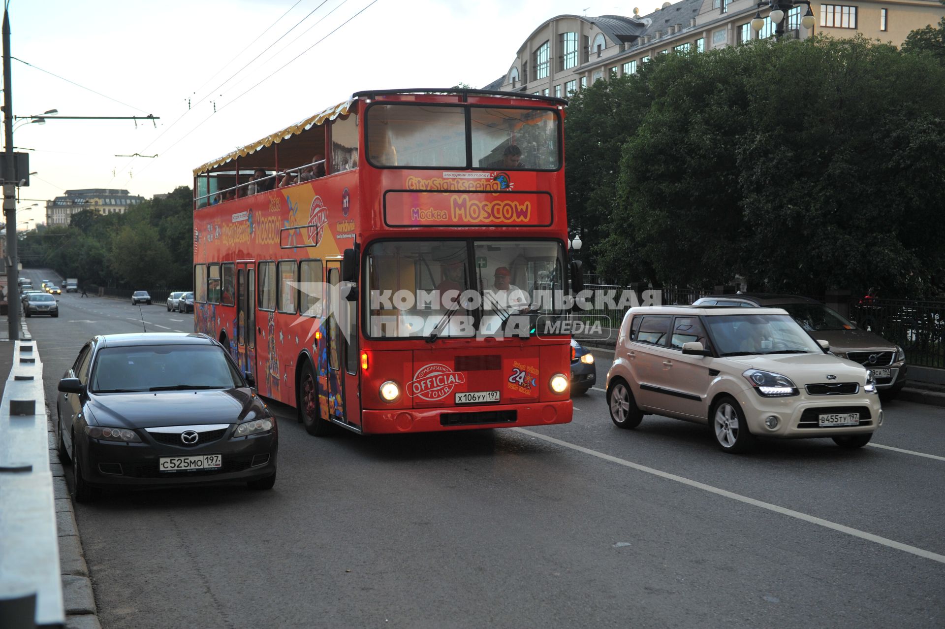 Двухэтажный автобус возит туристов по центру Москвы.