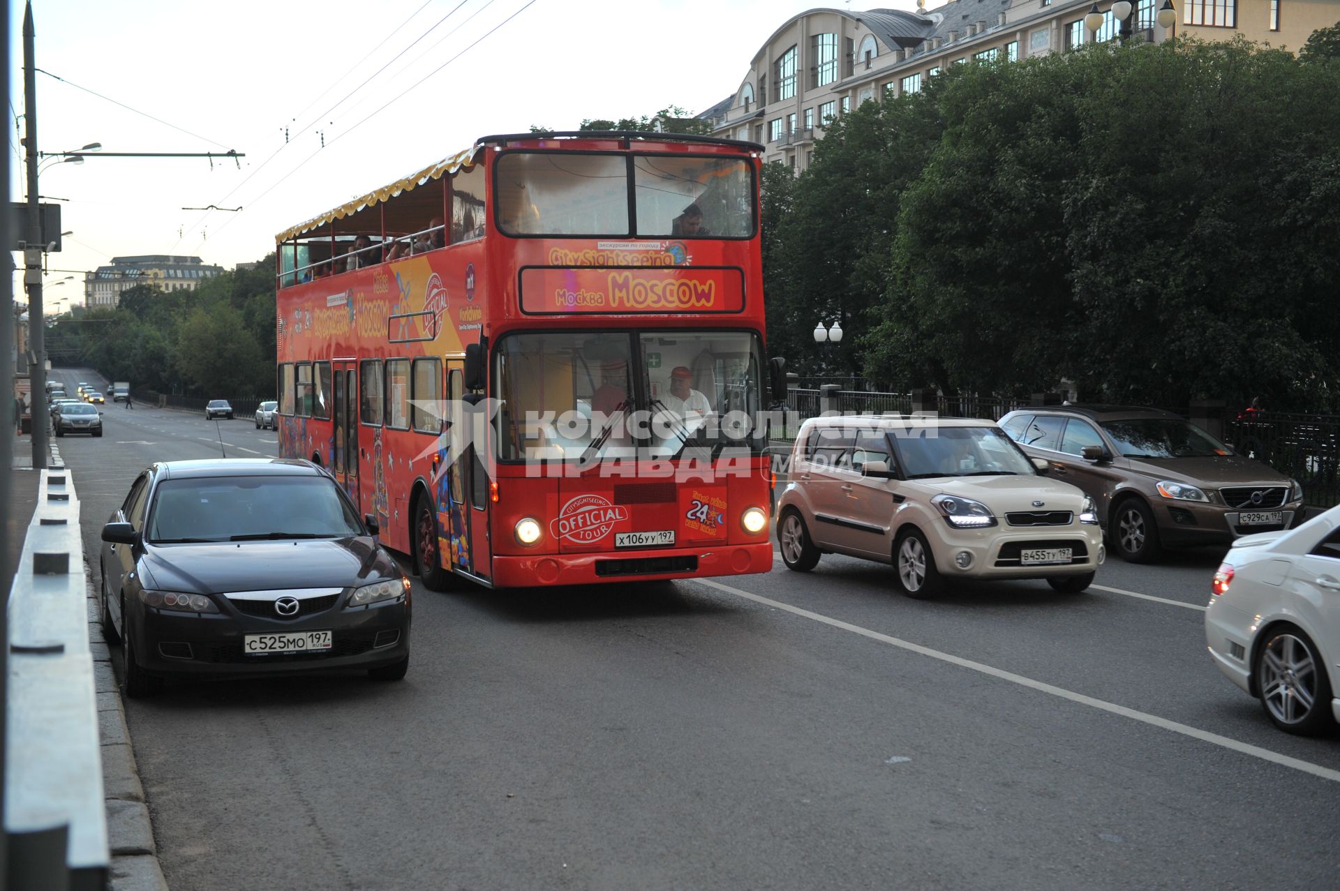 Двухэтажный автобус возит туристов по центру Москвы.