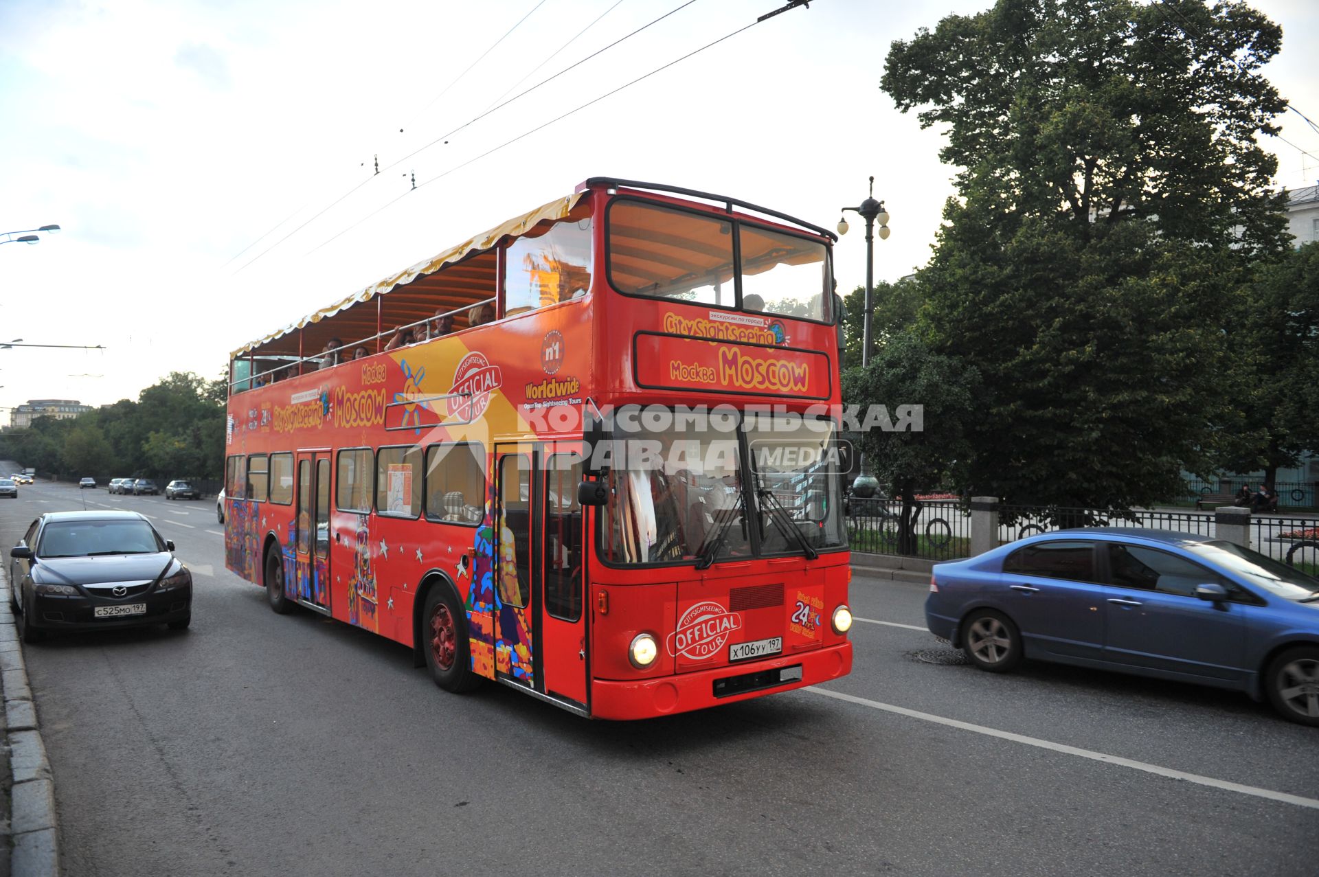 Двухэтажный автобус возит туристов по центру Москвы.