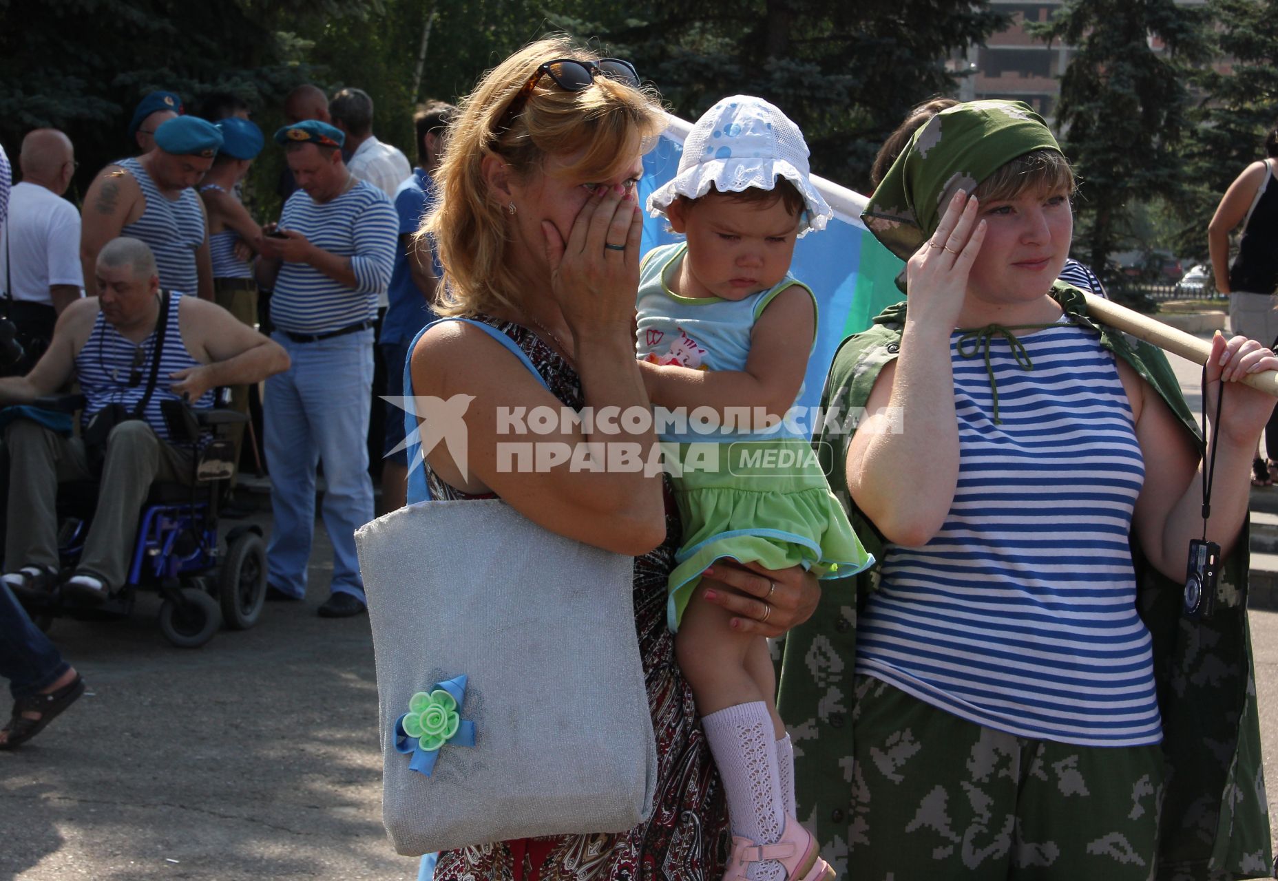 Празднование дня ВДВ в Казани. На снимке: Жены десантников вспоминают павших солдат.