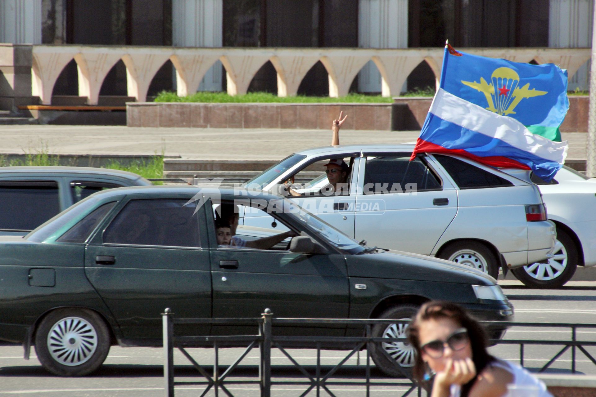 Празднование дня ВДВ в Казани. На снимке: автомобиль с флагами России и воздушно-десантных войск.