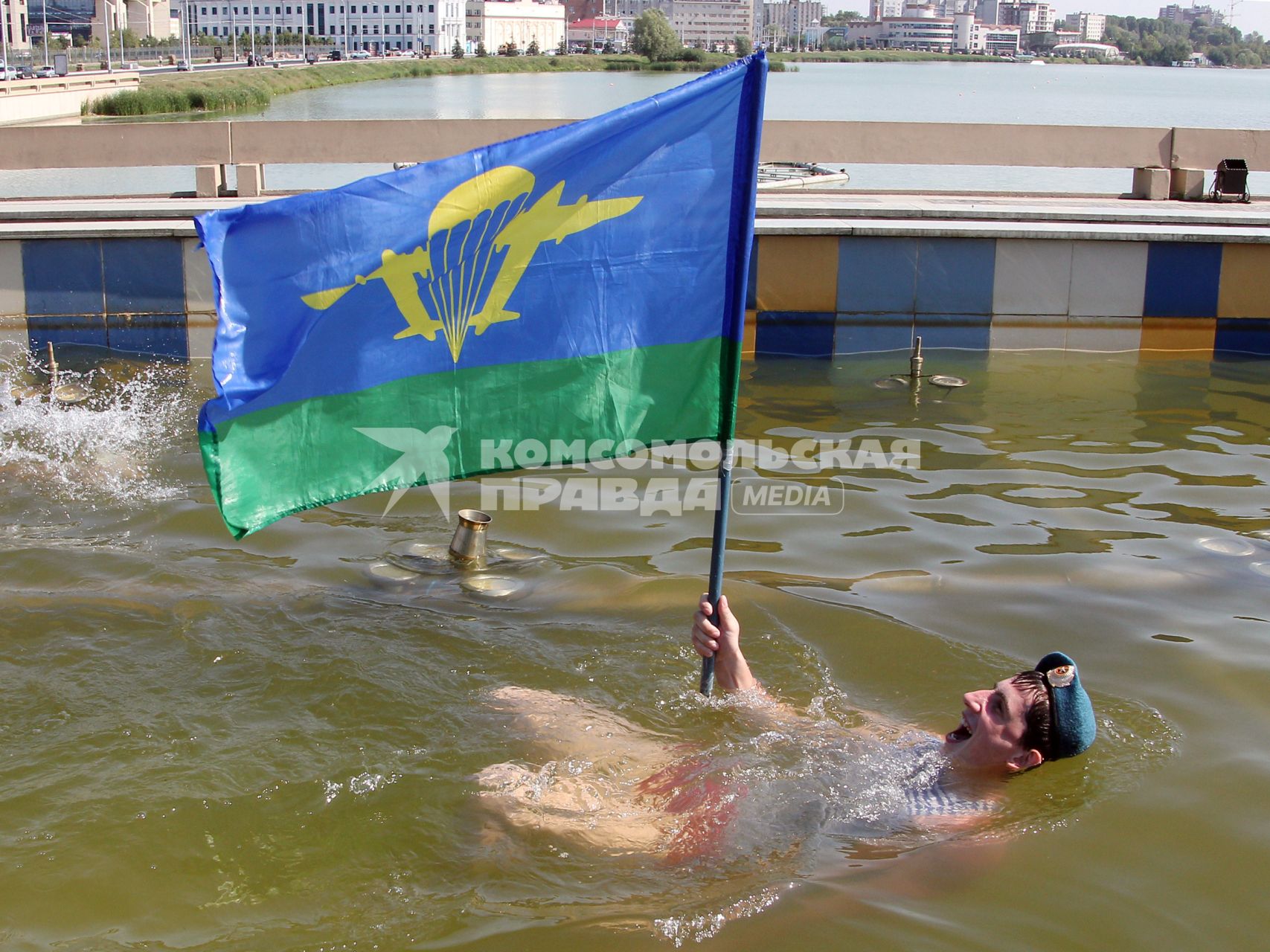 Празднование дня ВДВ в Казани. На снимке: Десантник с флагом воздушно-десантных войск плывет в фонтане.