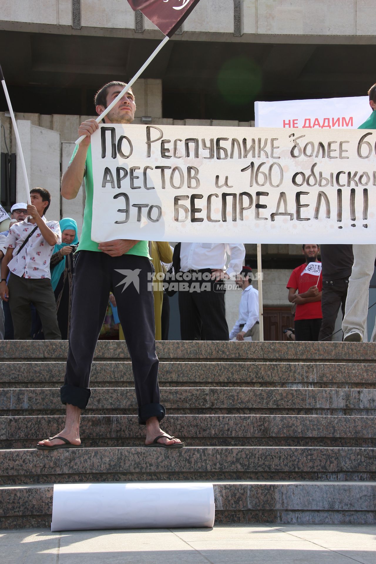 Митинг мусульман против произвола полиции. Площадь театра Камала. Казань. На снимке: Люди на митинге.