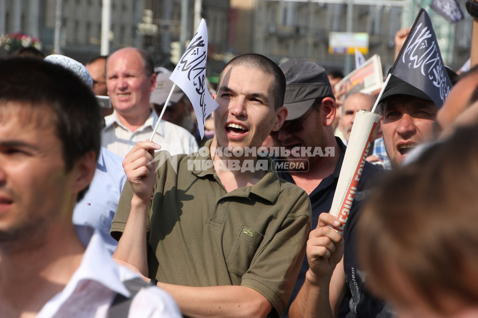 Митинг мусульман против произвола полиции. Площадь театра Камала. Казань. На снимке: Люди на митинге.