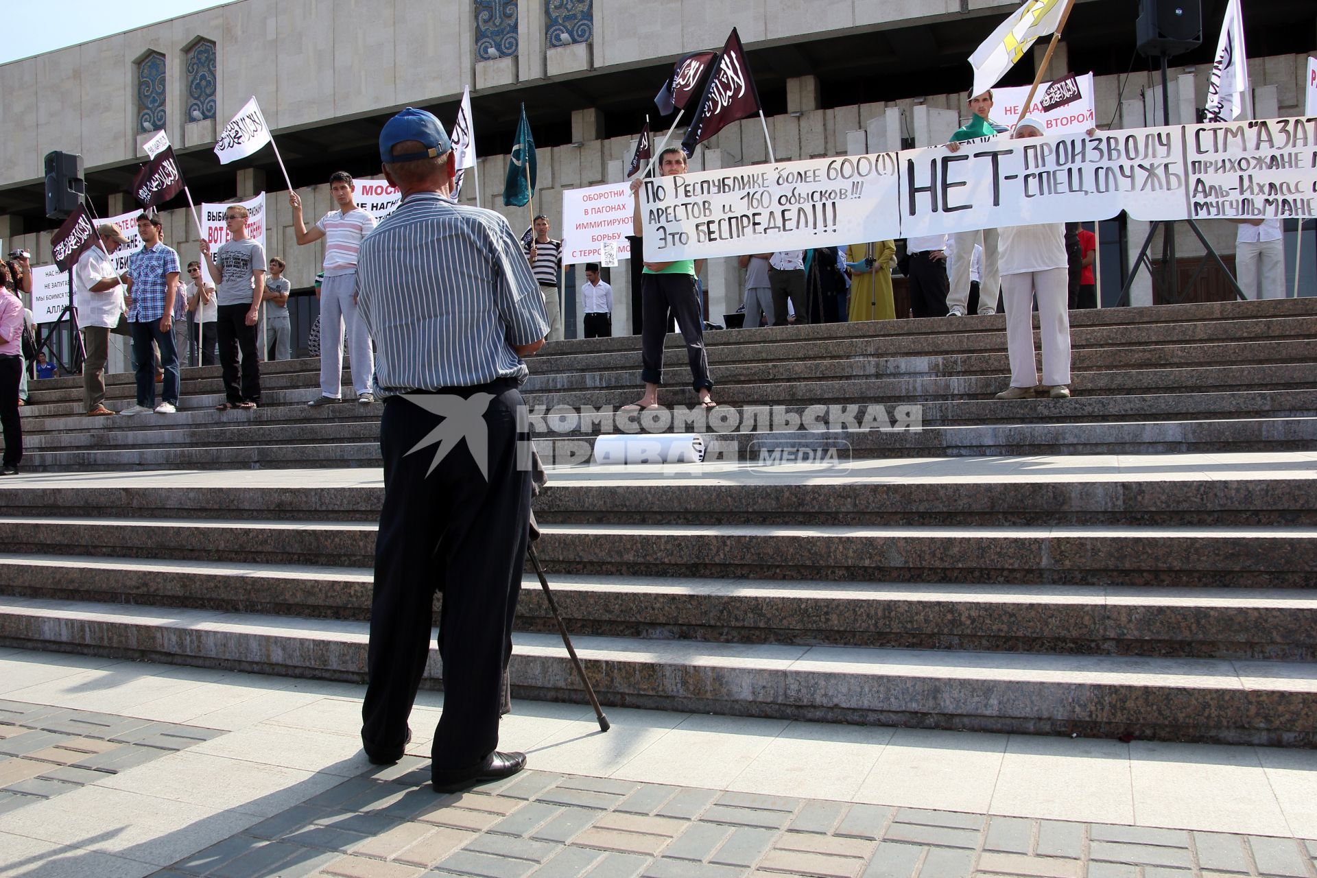 Митинг мусульман против произвола полиции. Площадь театра Камала. Казань. На снимке: Люди на митинге.