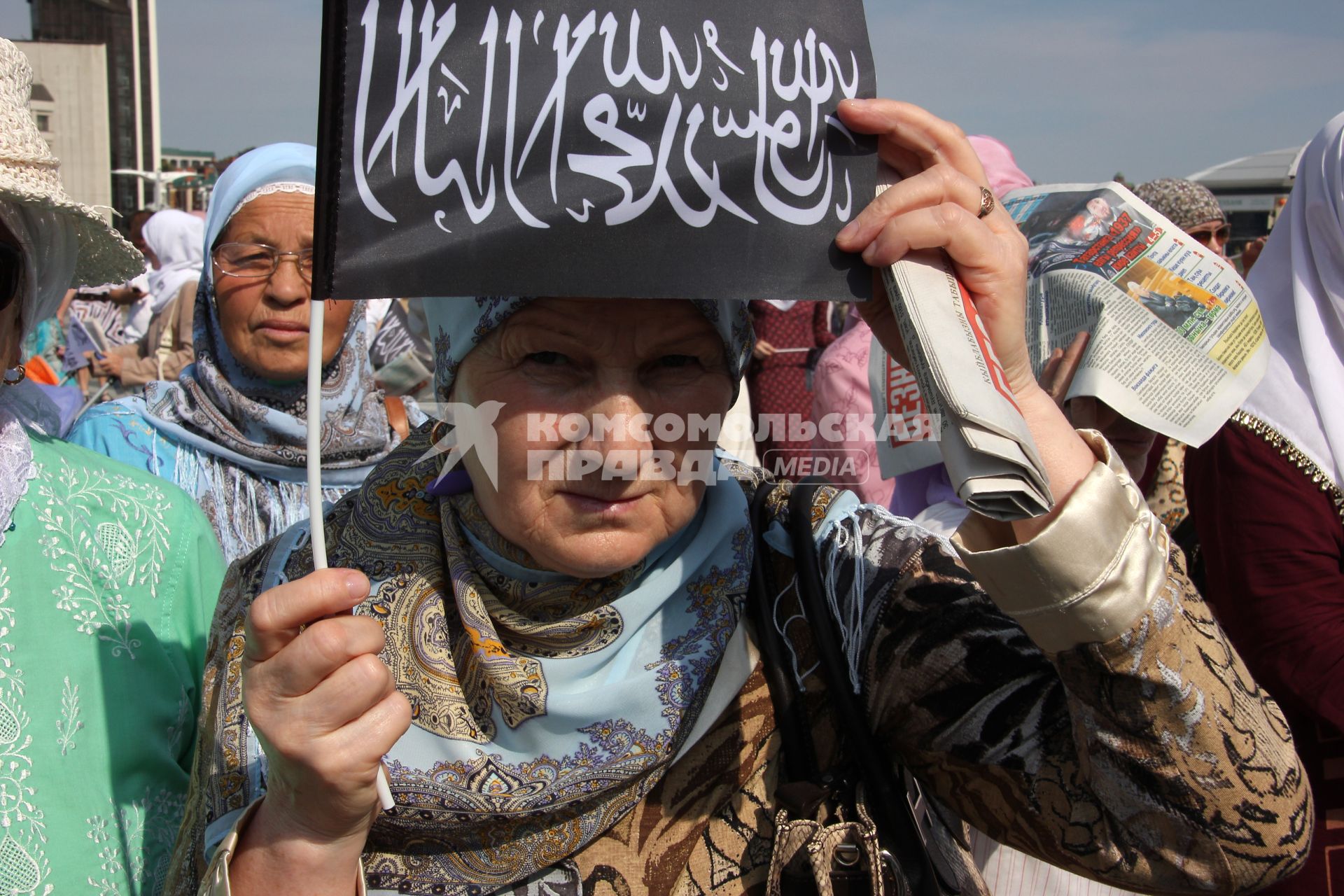 Митинг мусульман против произвола полиции. Площадь театра Камала. Казань. На снимке: женщина с протестным флажком.