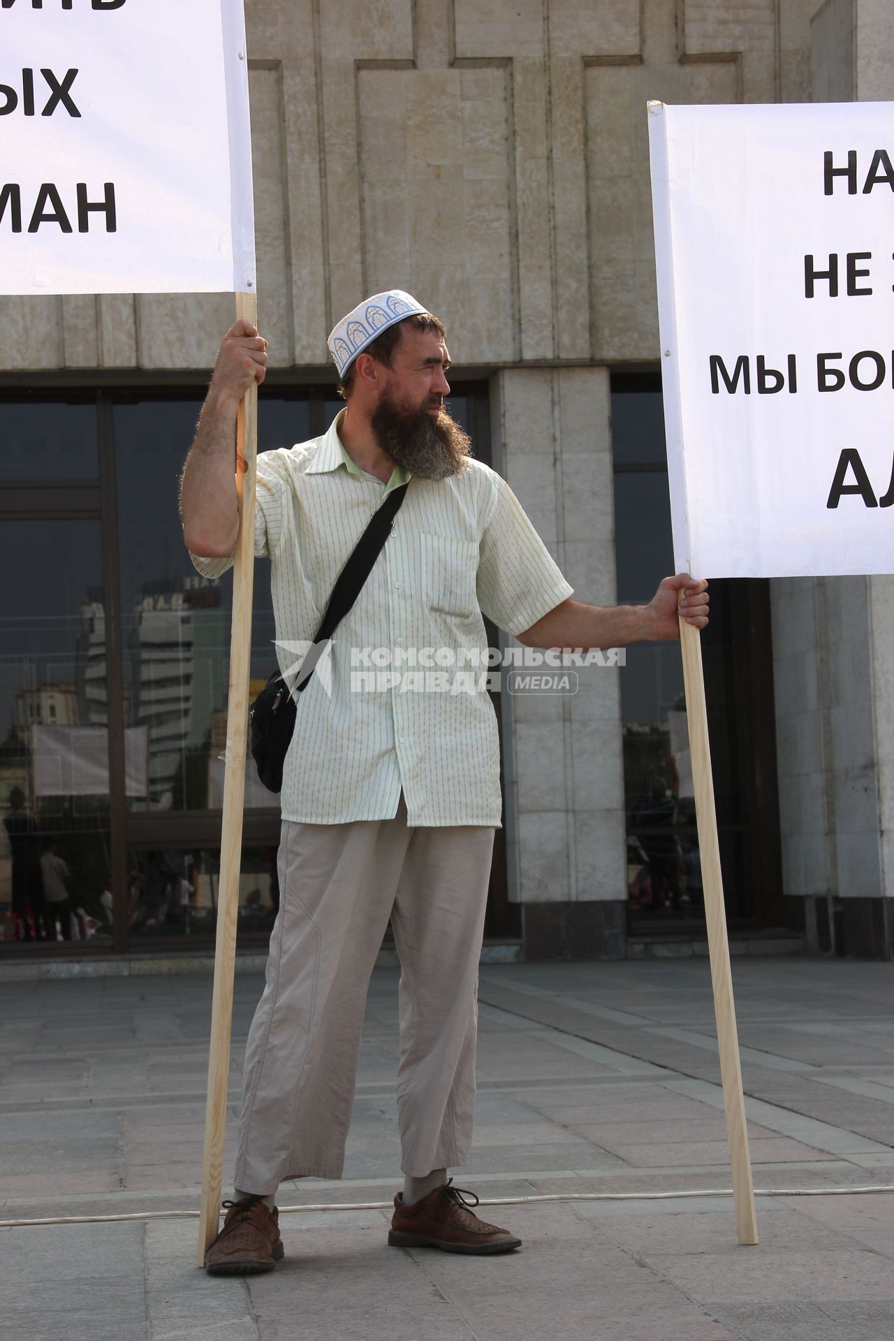 Митинг мусульман против произвола полиции. Площадь театра Камала. Казань. На снимке: Люди на митинге.