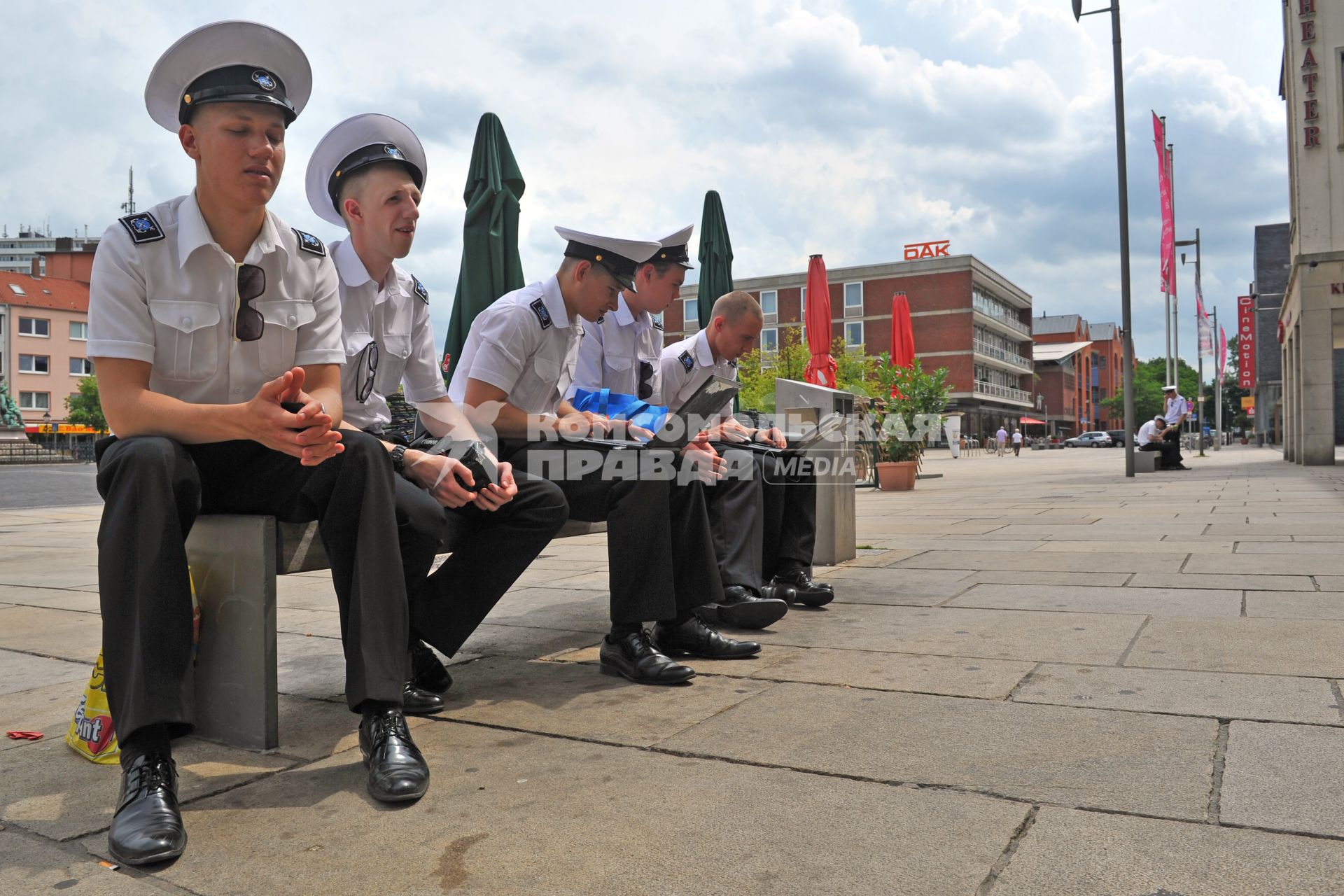 Порт города Бремерхафена. На снимке: российские курсанты сидят на пристане.