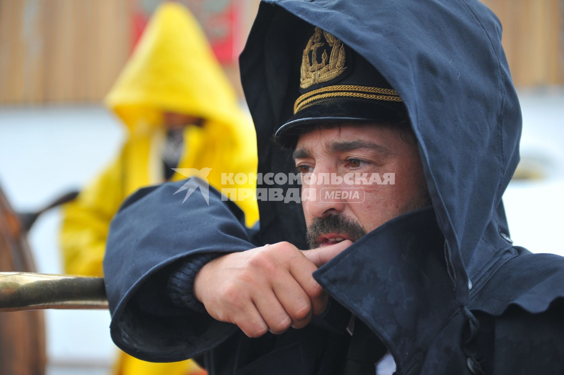 Барк `Седов` перед началом своего первого кругосветного путешествия. На снимке: помощник капитана стоит у штурвала.