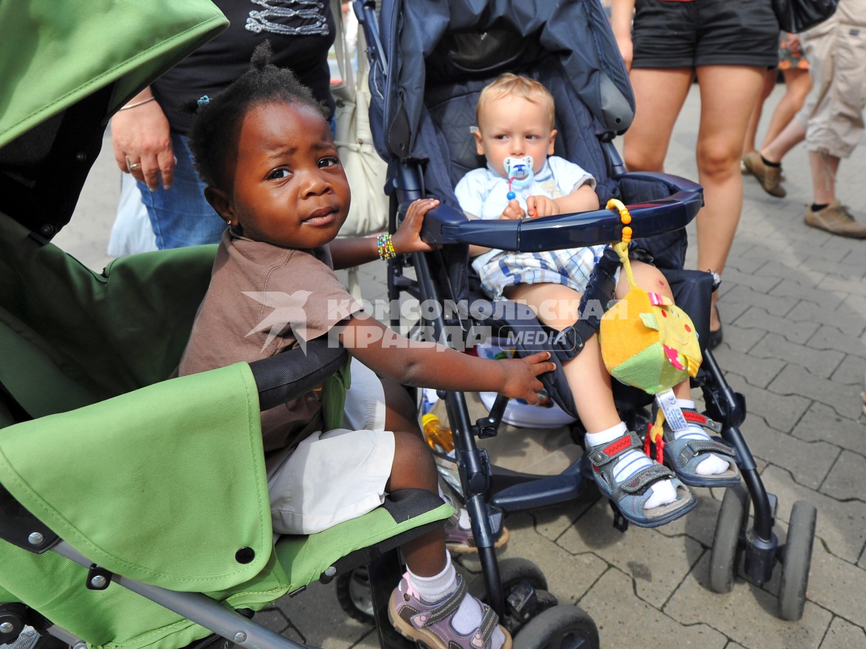 Порт города Бремерхафена. На снимке: дети в колясках.