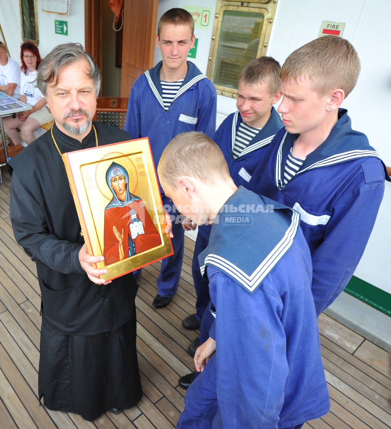 Барк `Седов`. На снимке: священник с иконой Преподобной Ефросинии (Евдокии) Московской проводит службу на корабле.