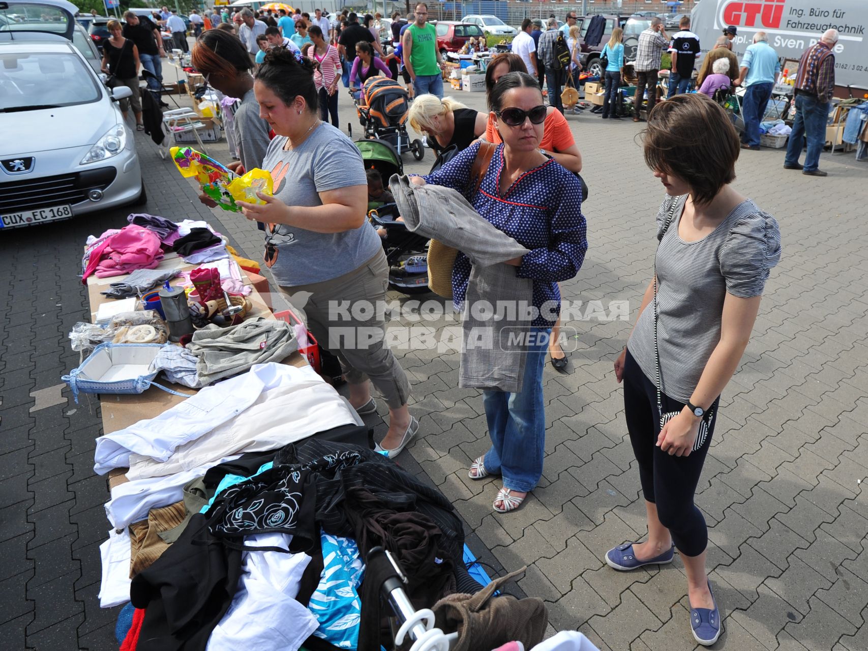 Порт города Бремерхафена. На снимке: люди покупают вещи на блошином рынке.
