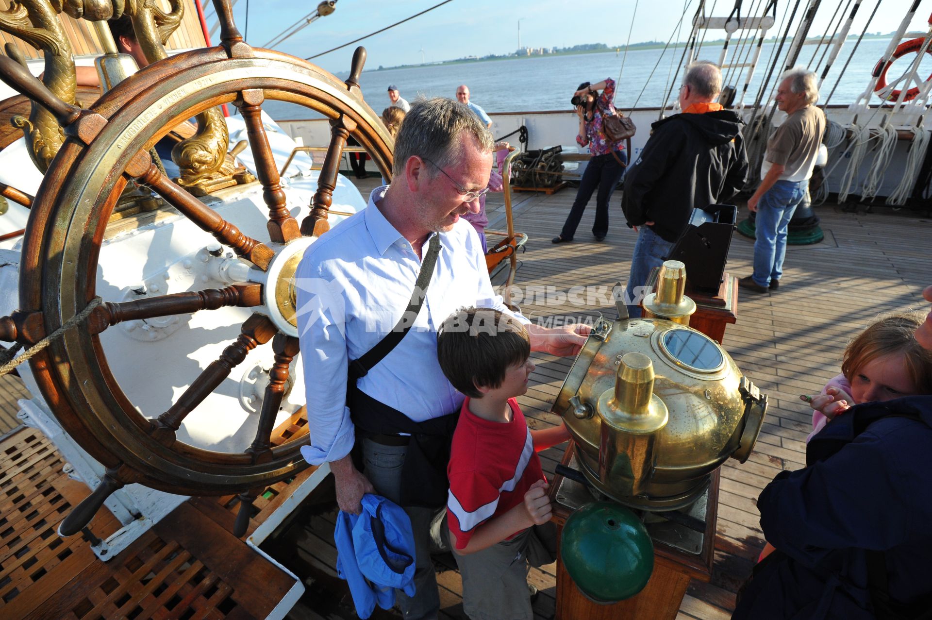 Барк `Седов` во время своего первого кругосветного путешествия. На снимке: туристы рассматривают компас.