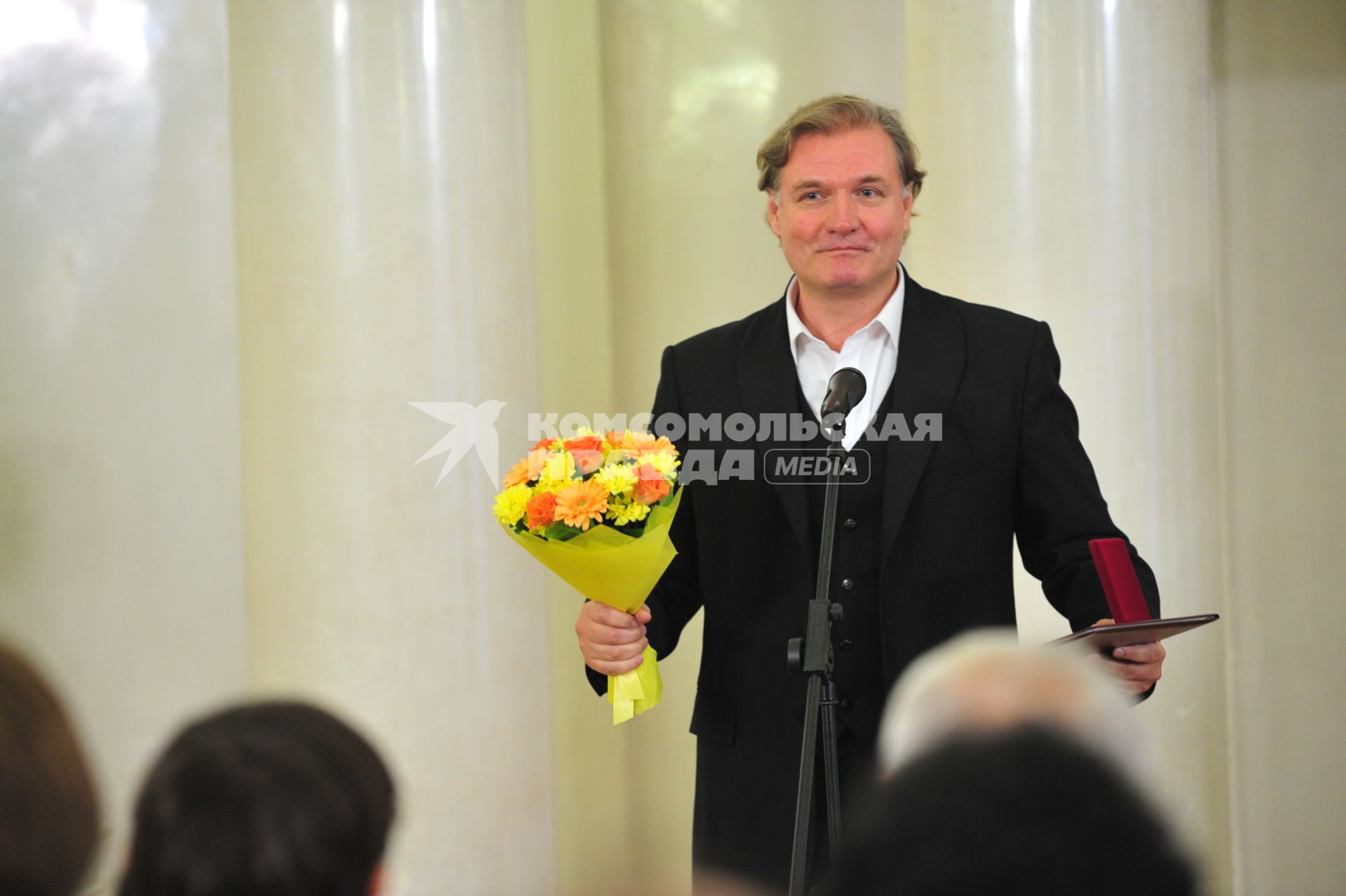 Мэр Москвы Сергей Собянин вручил премии города Москвы в области литературы и искусства. На снимке: актер Владимир Симонов после вручения ему премии в области `Театральное искусство`.