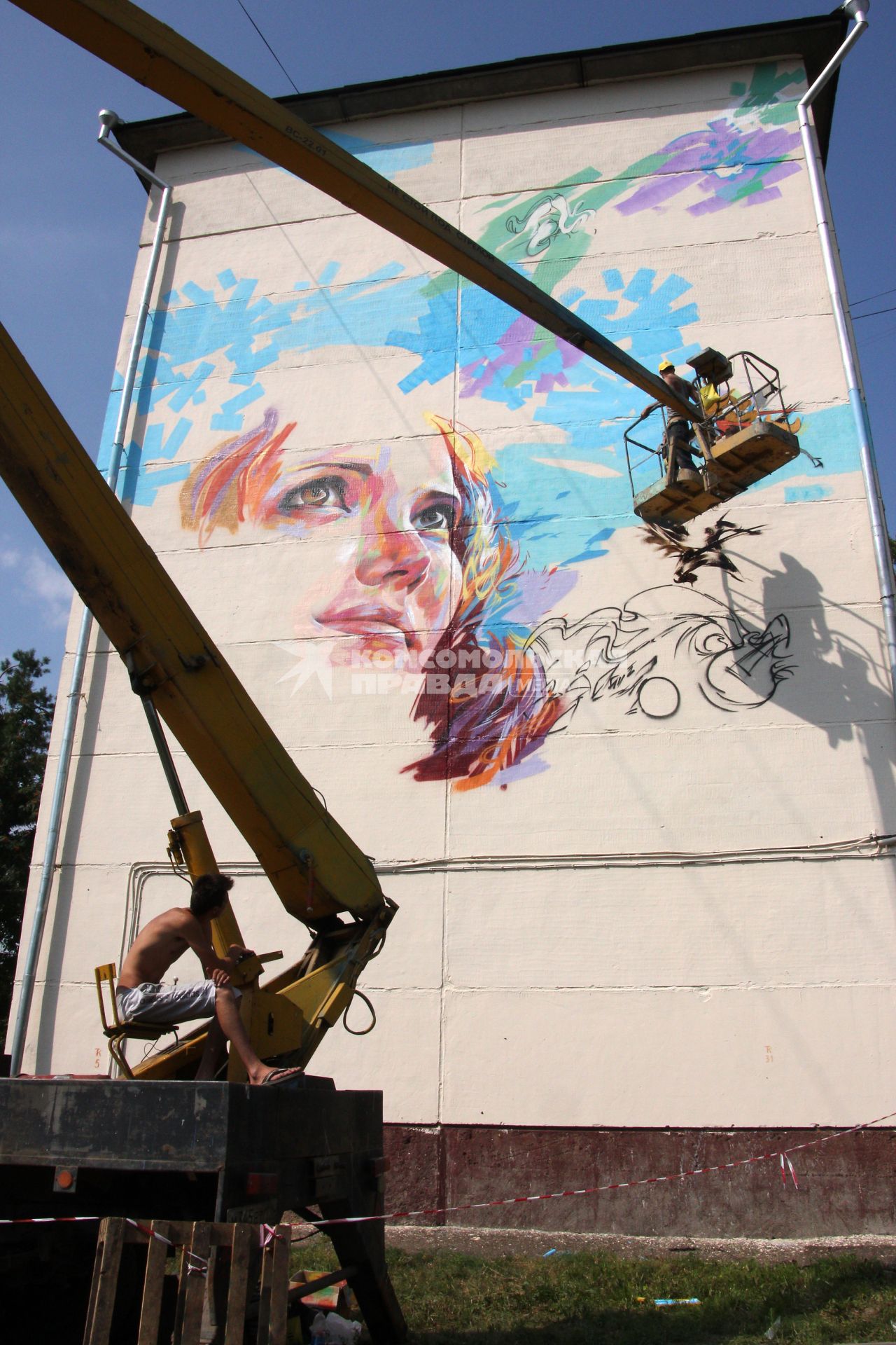 Международный фестиваль граффити в Казани посетили художники из Испании, Германии и Польши. На снимке: художник на подъемнике оформляет стену многоквартирного дома.