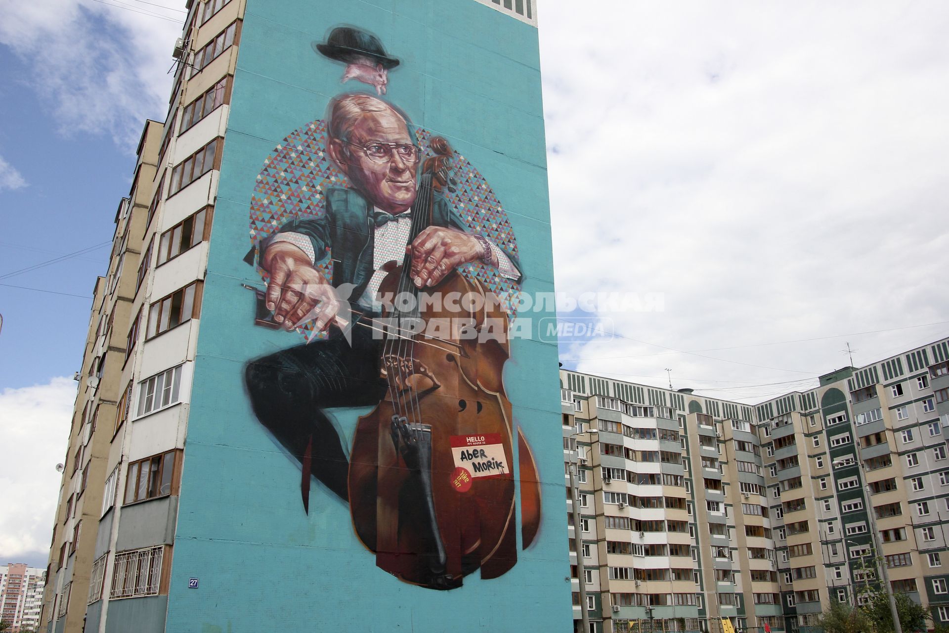 Международный фестиваль граффити в Казани посетили художники из Испании, Германии и Польши. На снимке: На стене многоквартирного дома изображен абстрактный виолончелист.