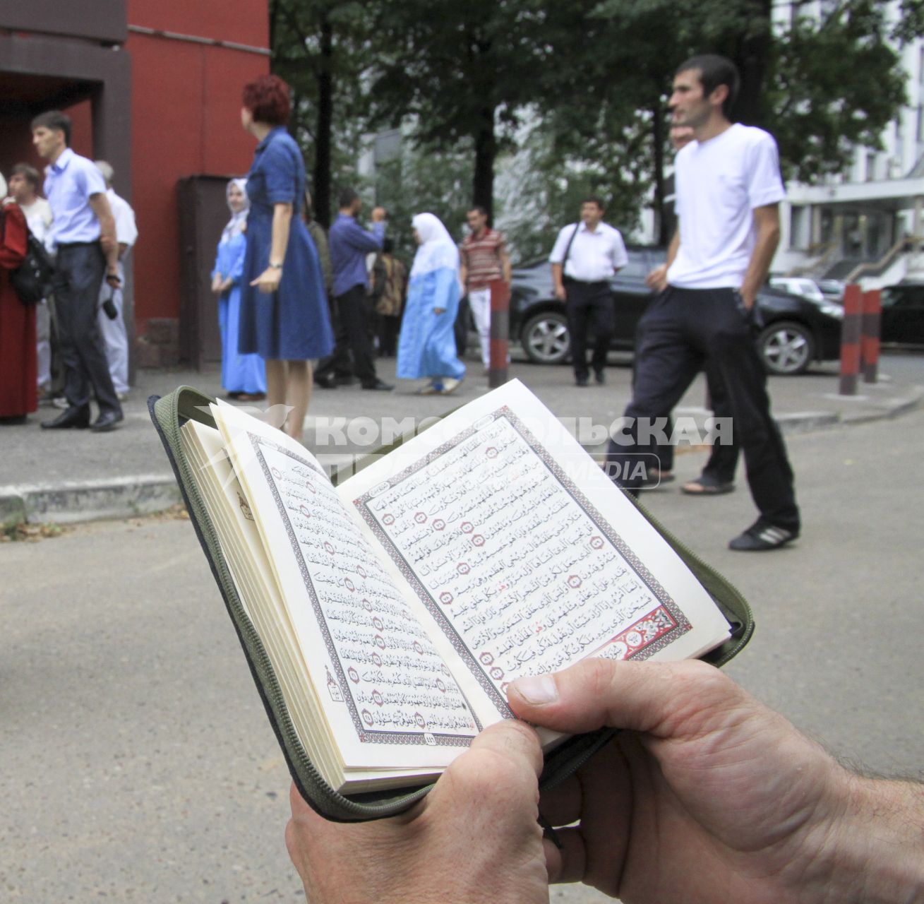 Священное писание в руках мусульманина.