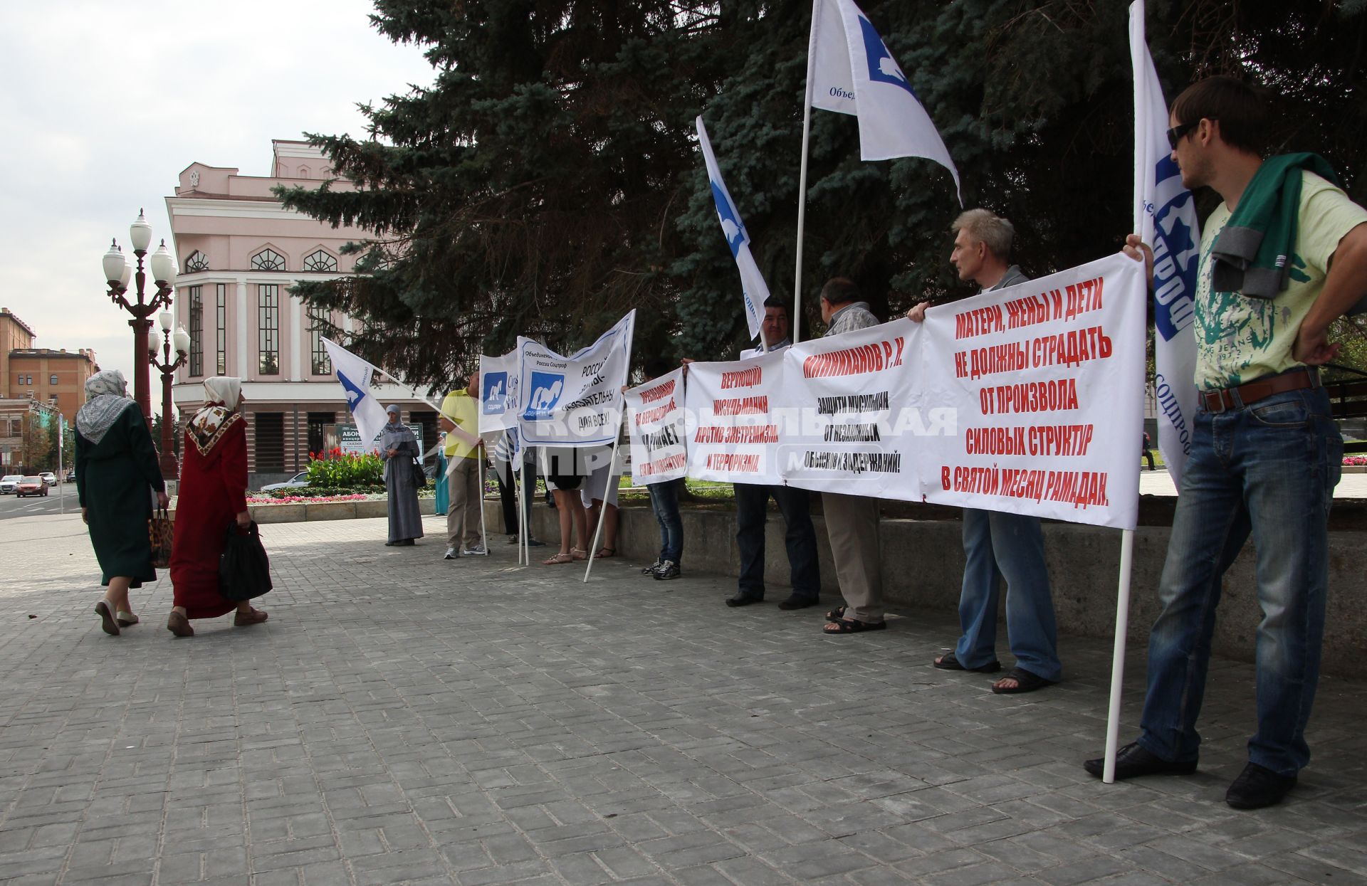 Митинг мусульман на площади перед зданием Кабинета министров в защиту своих прав.