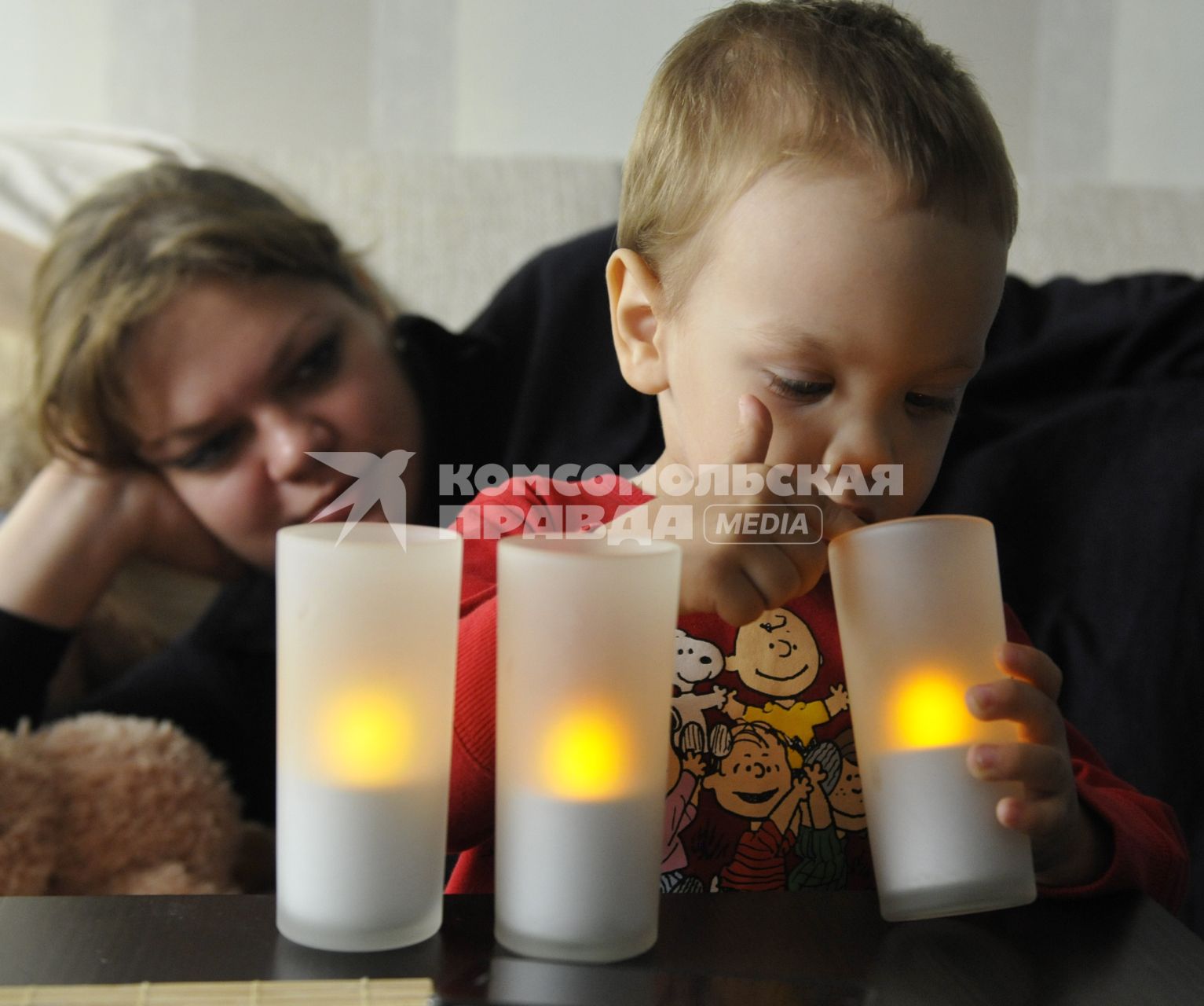 Ребенок со светодиодным светильником в форме свечки.
