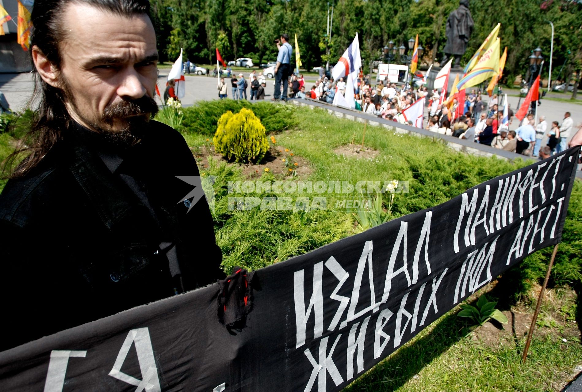 В Калининграде прошел согласованный с властями митинг в поддержку Московского `Марша миллионов`. На снимке: представитель оппозиции с транспарантом: `Издал манифест живых под арест`.