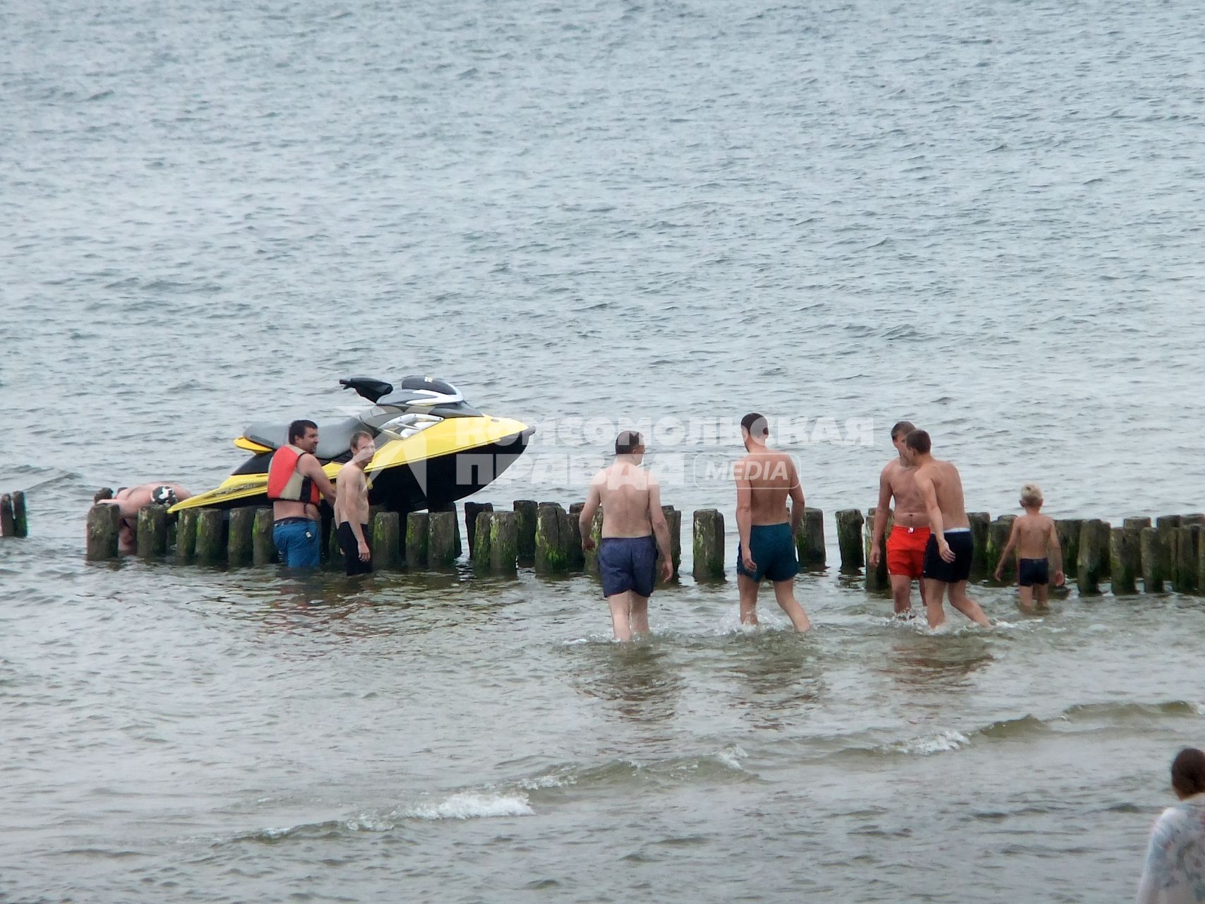 Мужчина неудачно припарковал на волнорезе водный мотоцикл взятый в аренду на 10 минут.