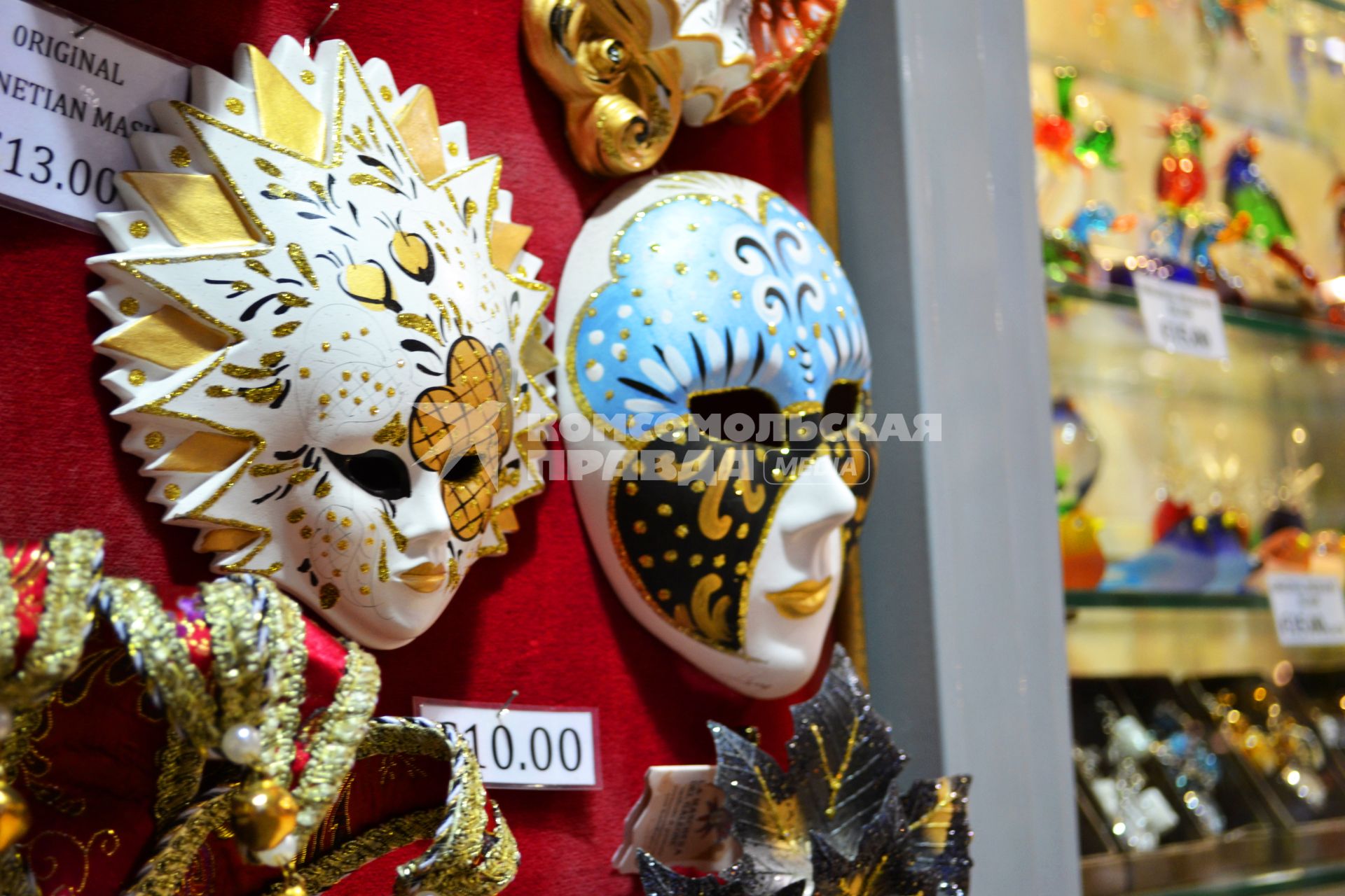 Карнавальные маски на прилавке сувенирного магазина.