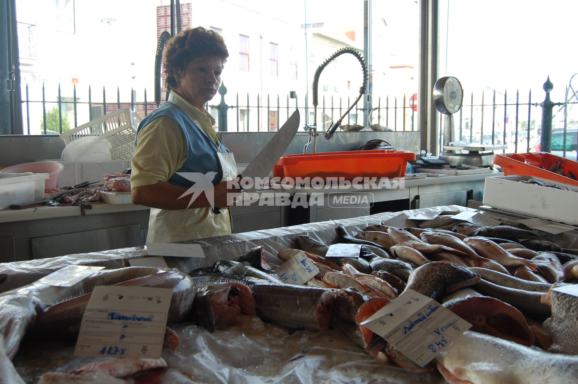 Продавщица на рыбном рынке.