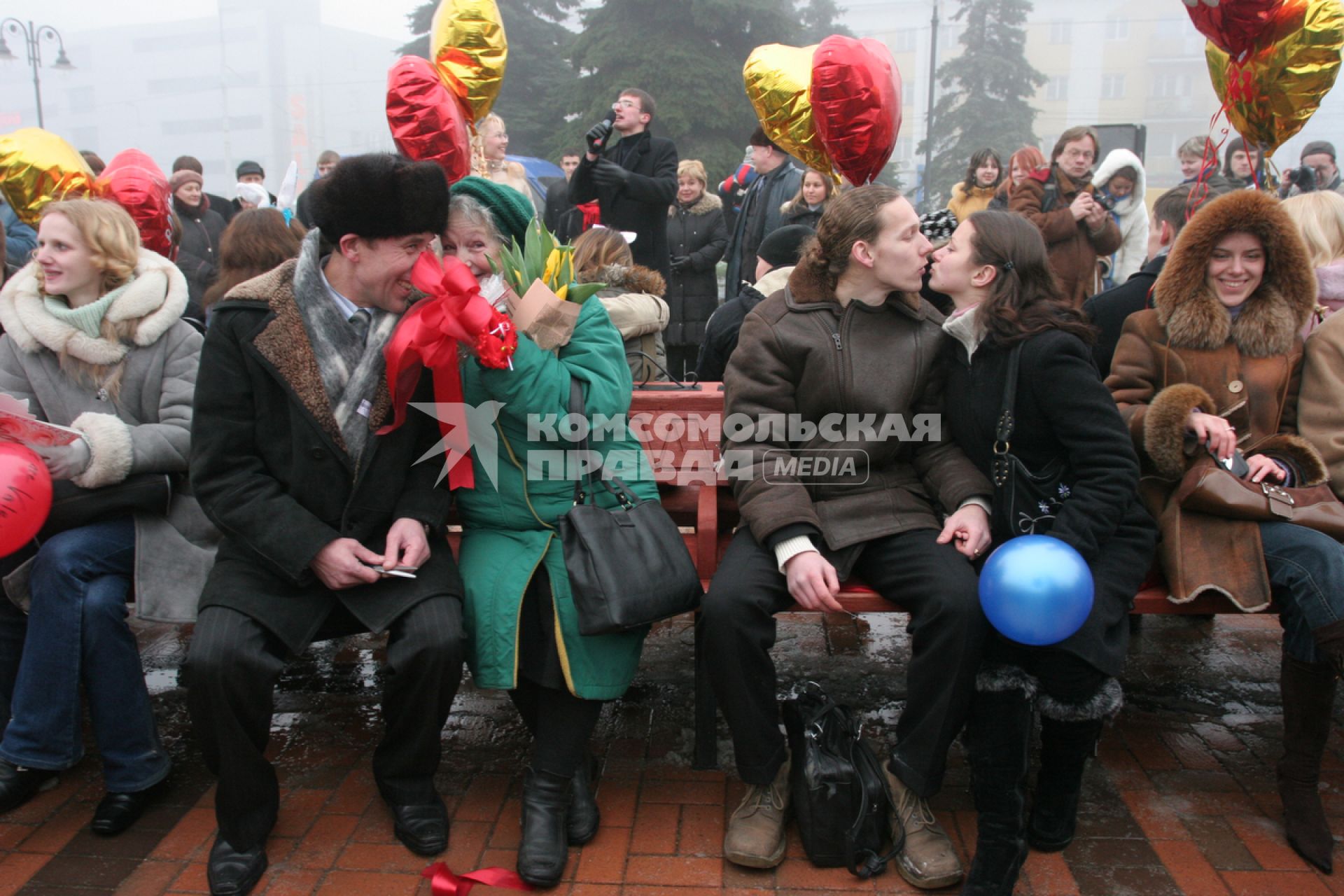 Лавочка влюбленных на день святого Валентина в Калининграде.