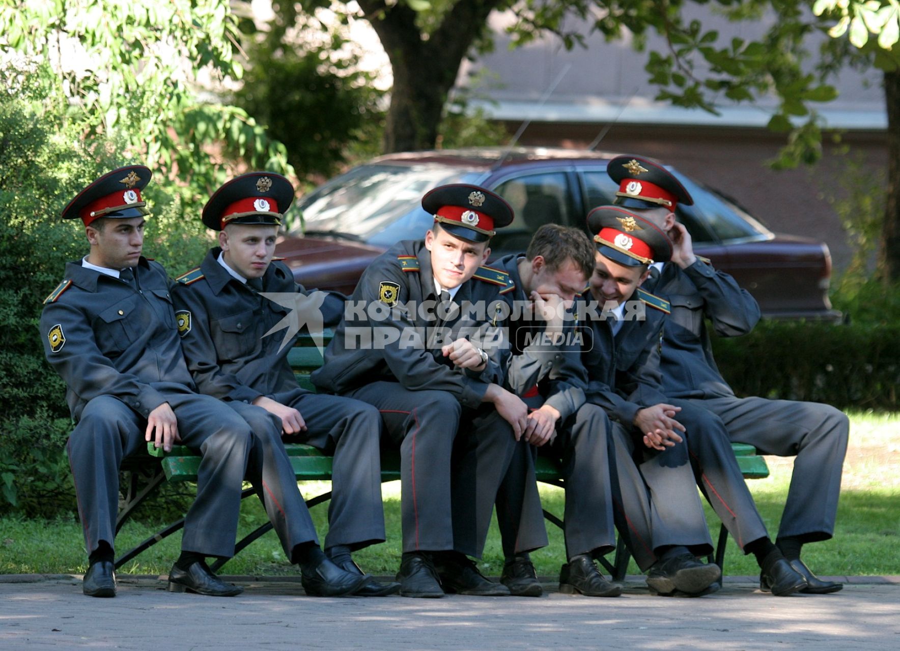 Шесть курсантов полицейского училища сидят на одной лавочке.