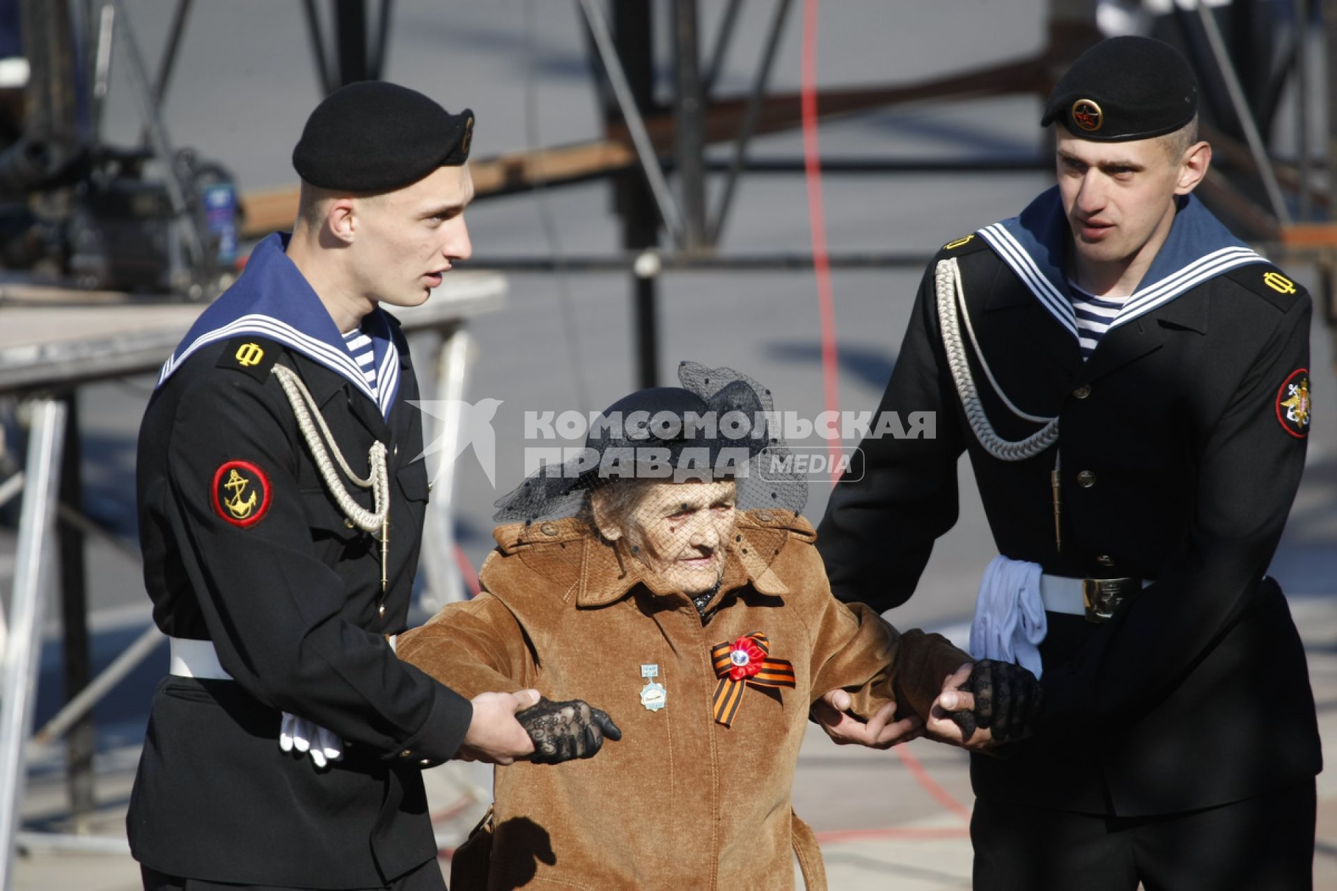 Парад Победы в Калининграде. На снимке: два моряка помогают ветерану войны.