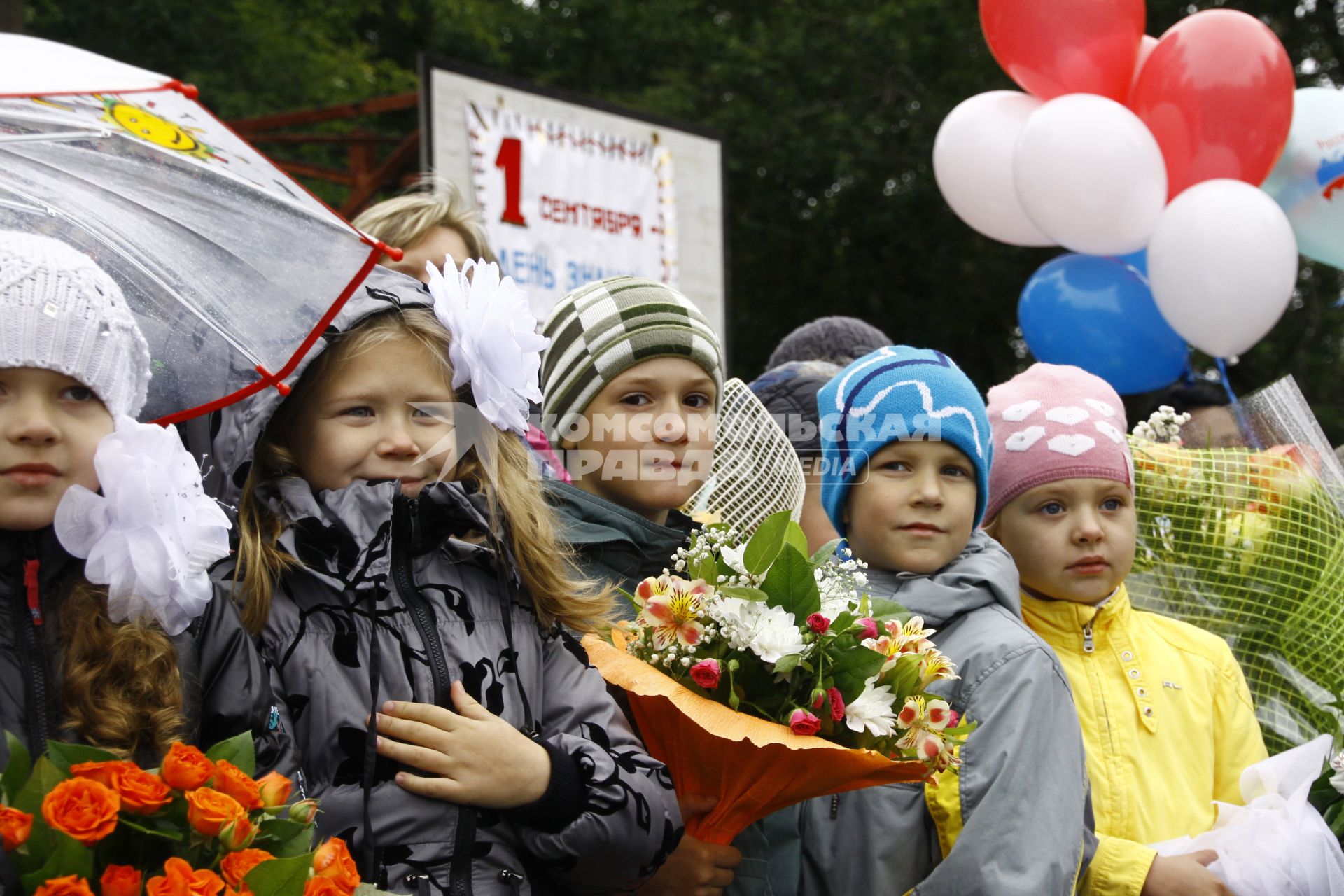 Первый раз в первый класс. Первоклашки нижегородской школы на утренней линейке.