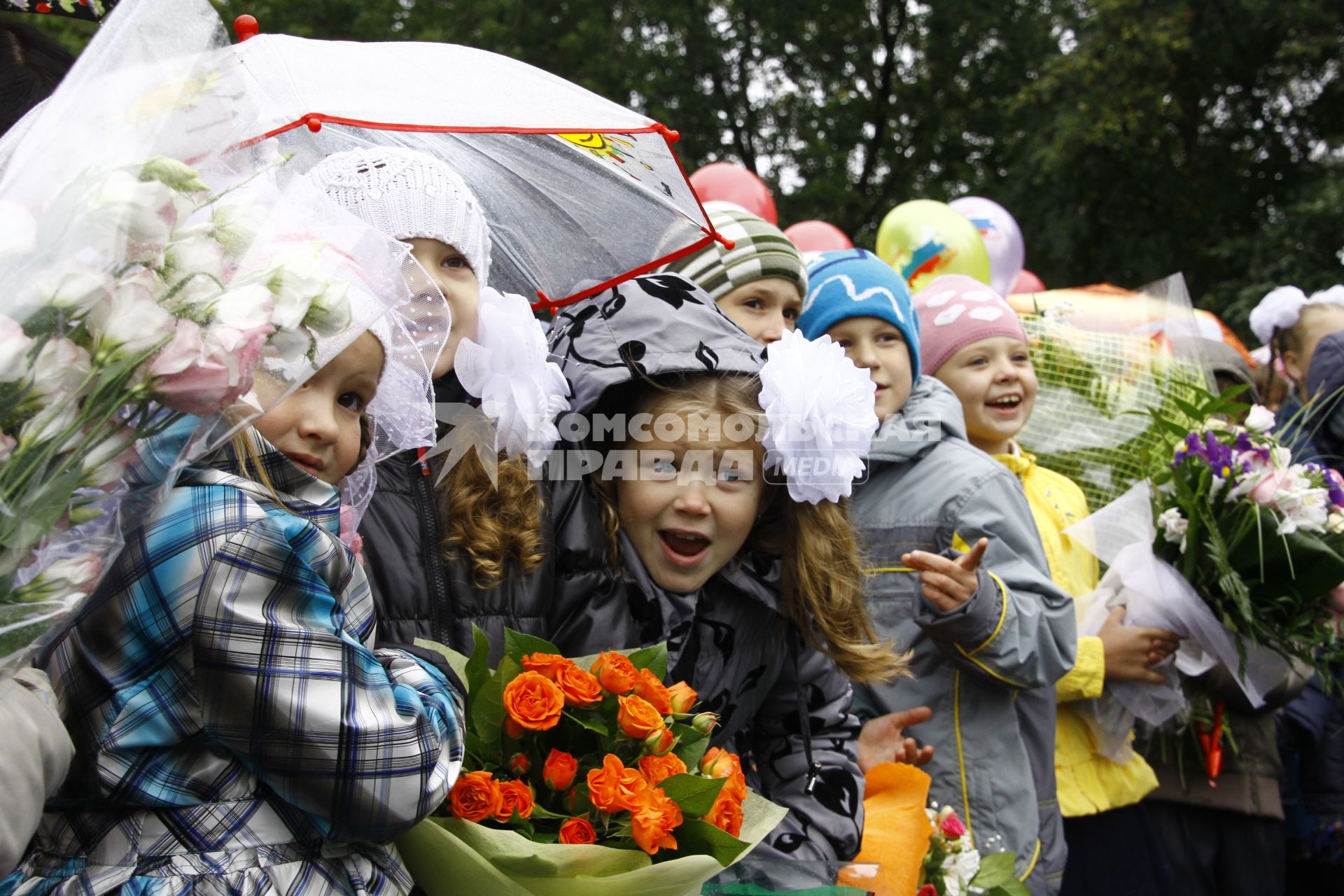 Первый раз в первый класс. Первоклашки нижегородской школы на утренней линейке.