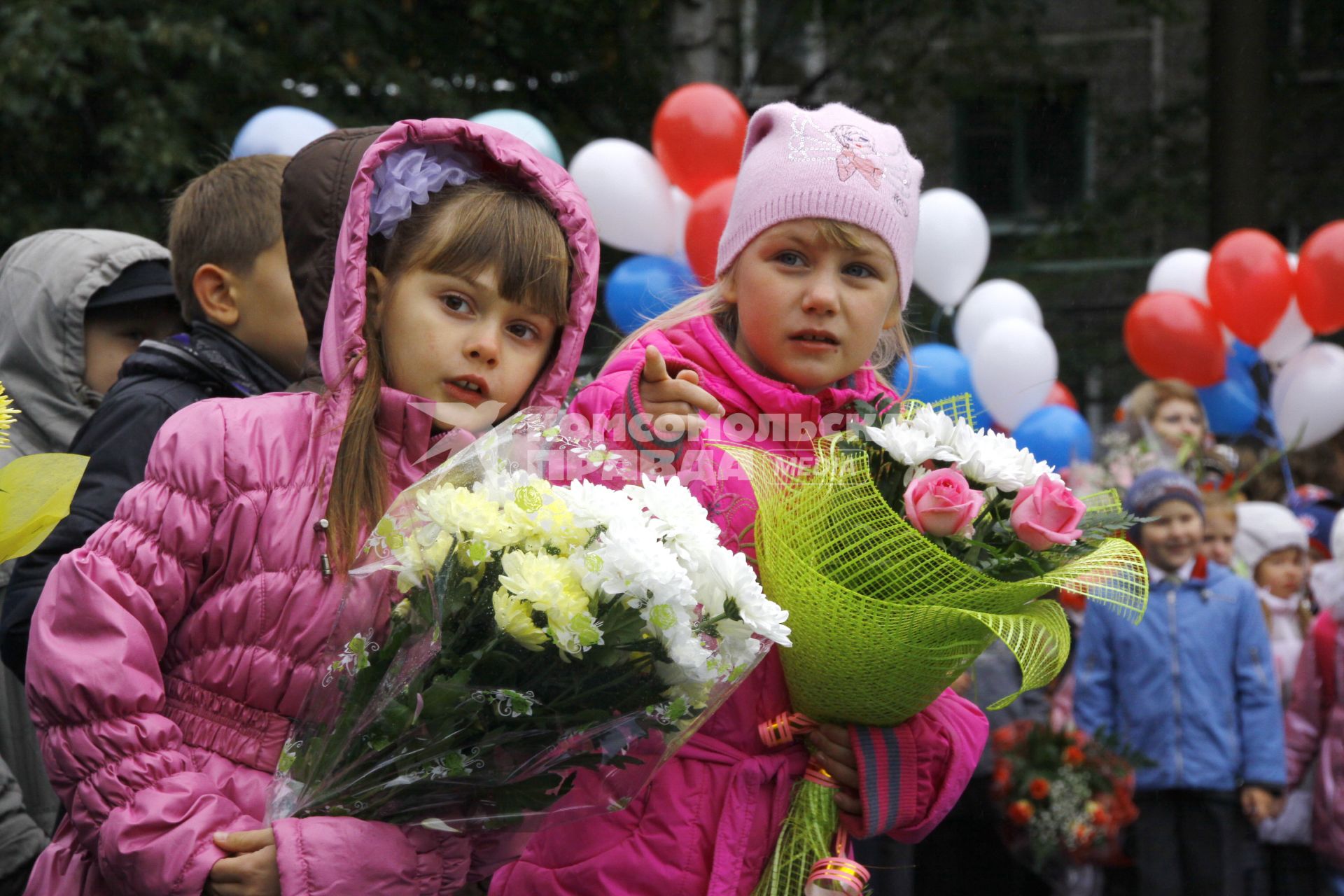 Первый раз в первый класс. Первоклашки нижегородской школы на утренней линейке.