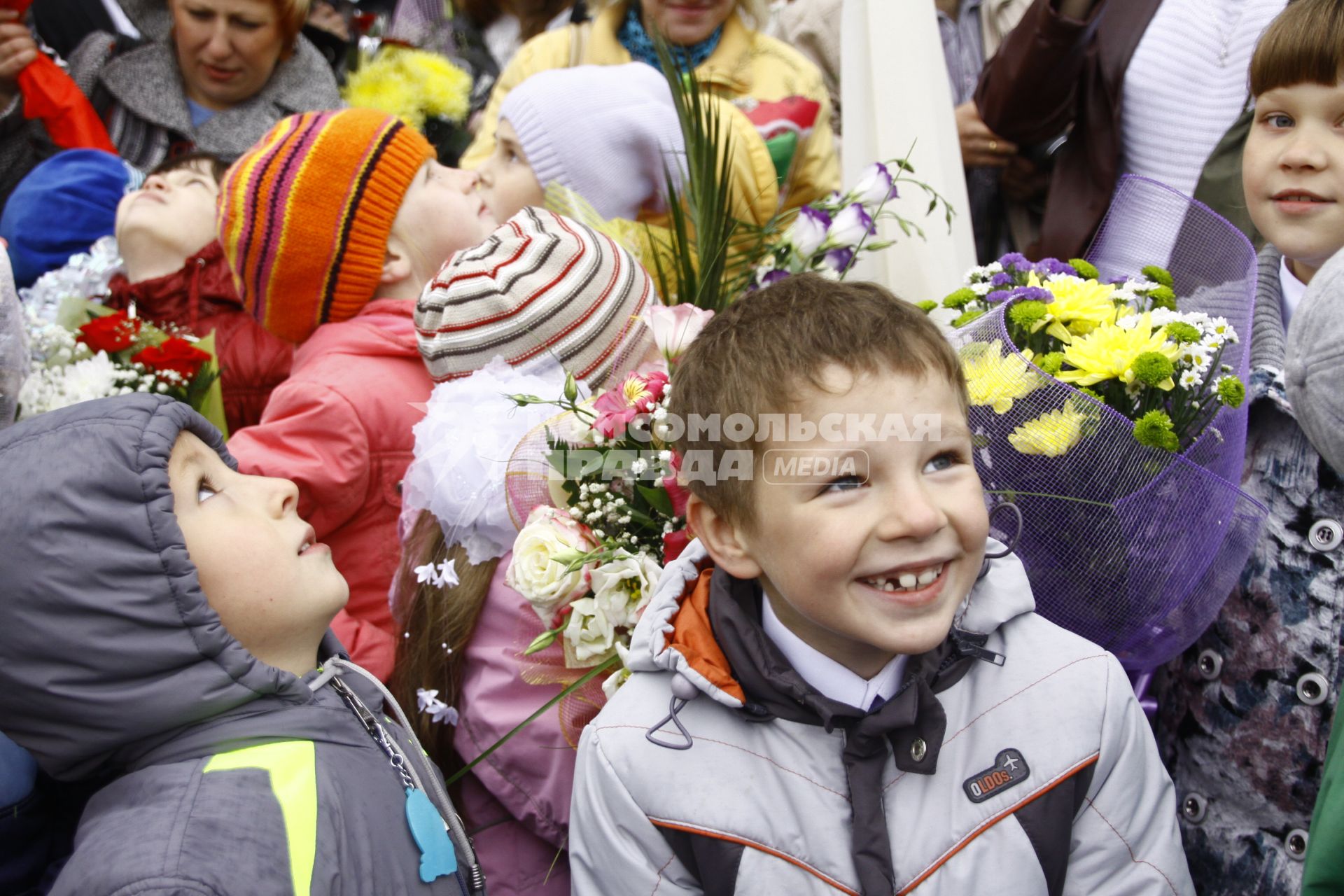 Первый раз в первый класс. Первоклашки нижегородской школы на утренней линейке.