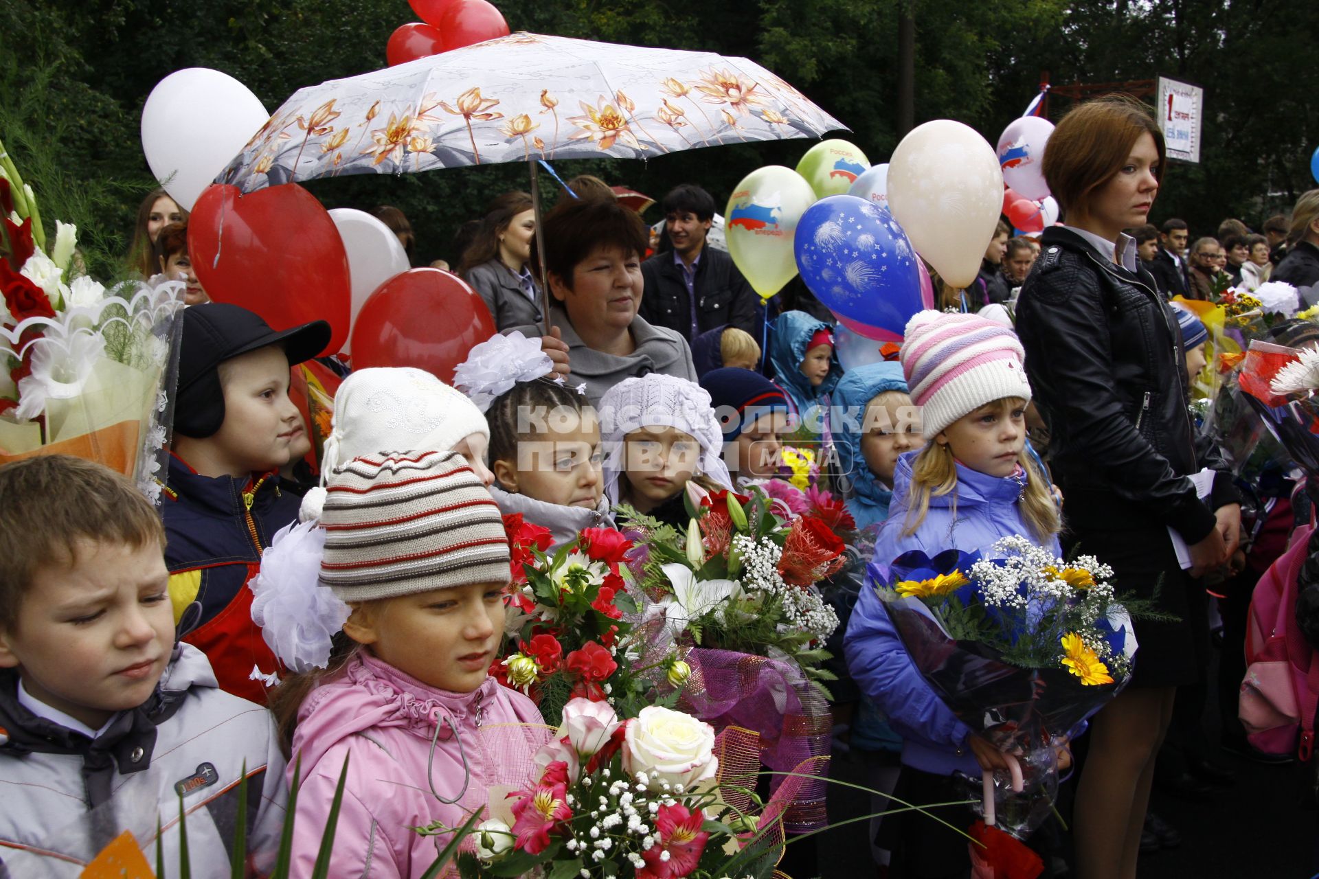 Первый раз в первый класс. Первоклашки нижегородской школы на утренней линейке.